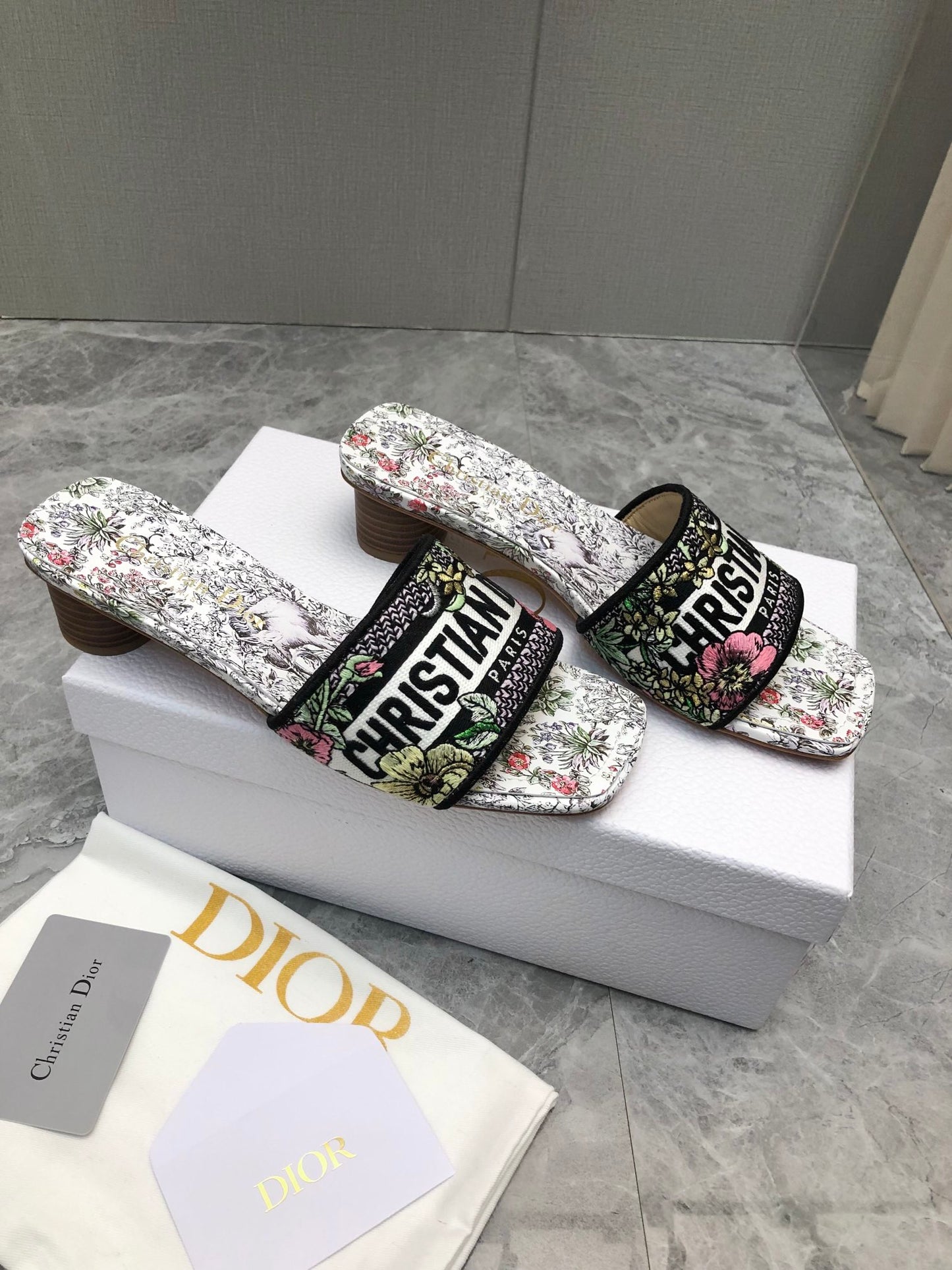 迪D家-2024花刺繡 低跟拖鞋 白色