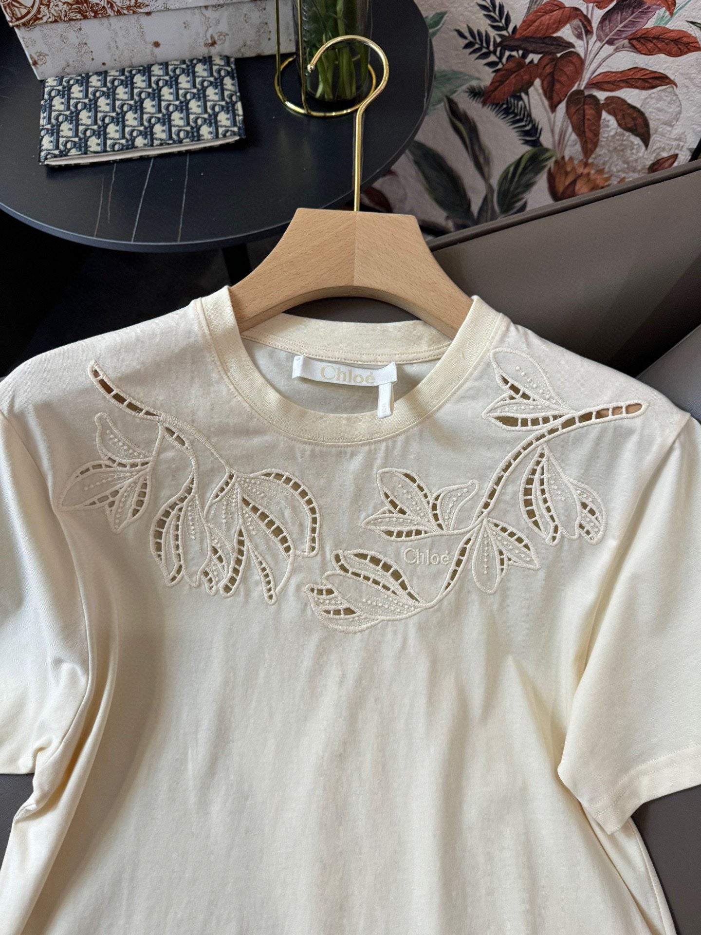 克羅C-2403 24SS新款鏤空繡花短袖TEE 米色