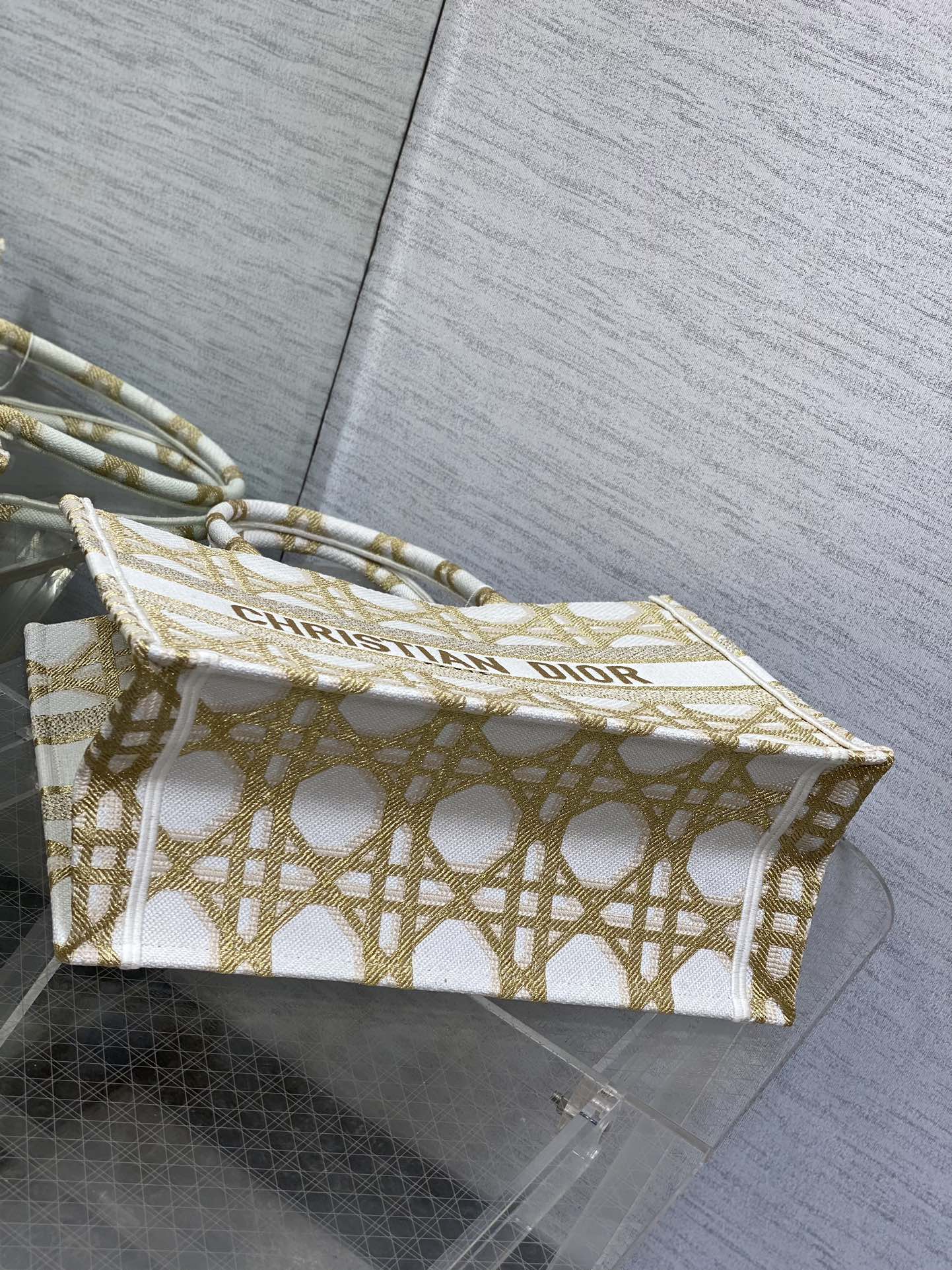 迪D家-2024春夏系列 Book Tote  經典的菱形格 白金色 中號