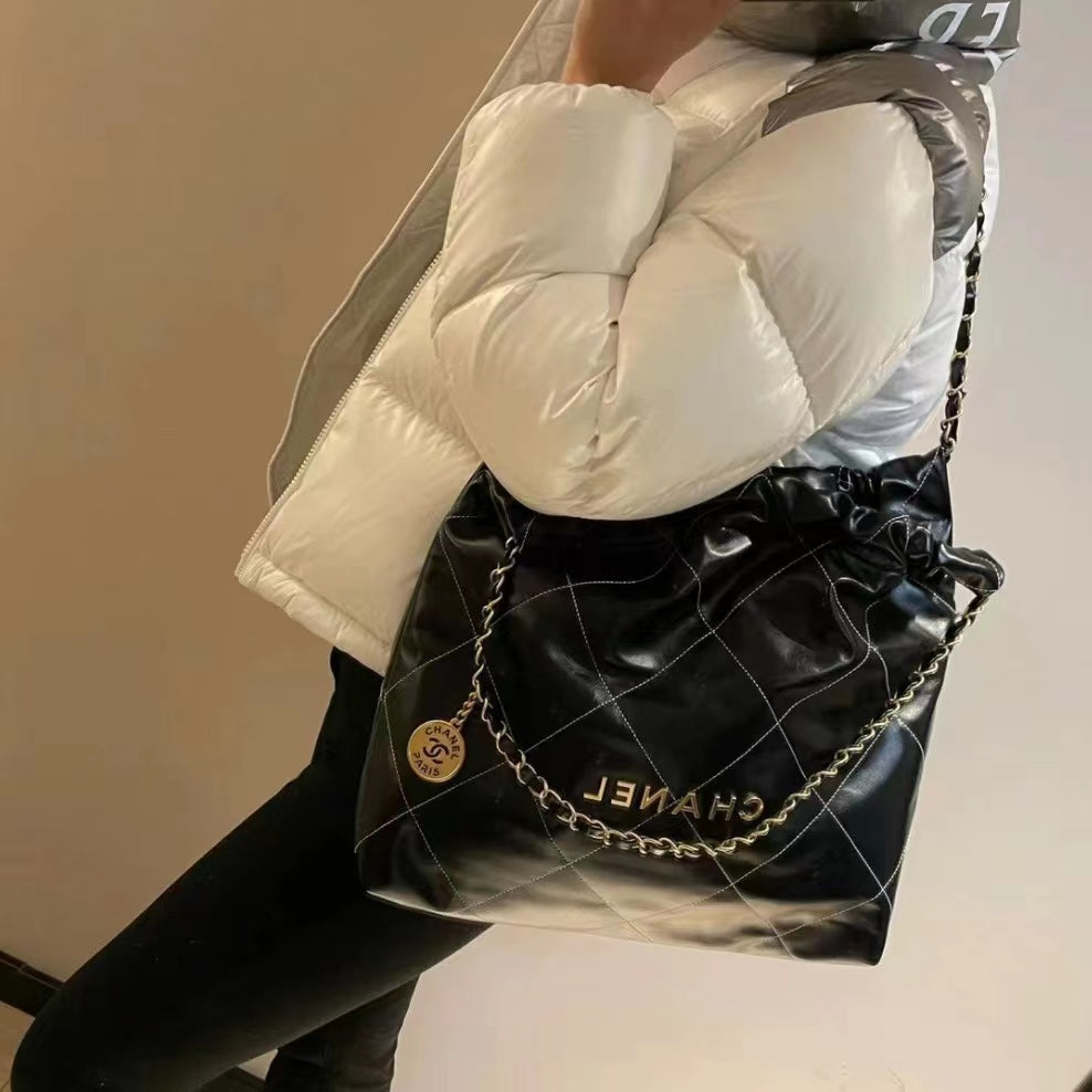 小香家-2023早春度假系列 22Bag 中號 黑色 上身圖