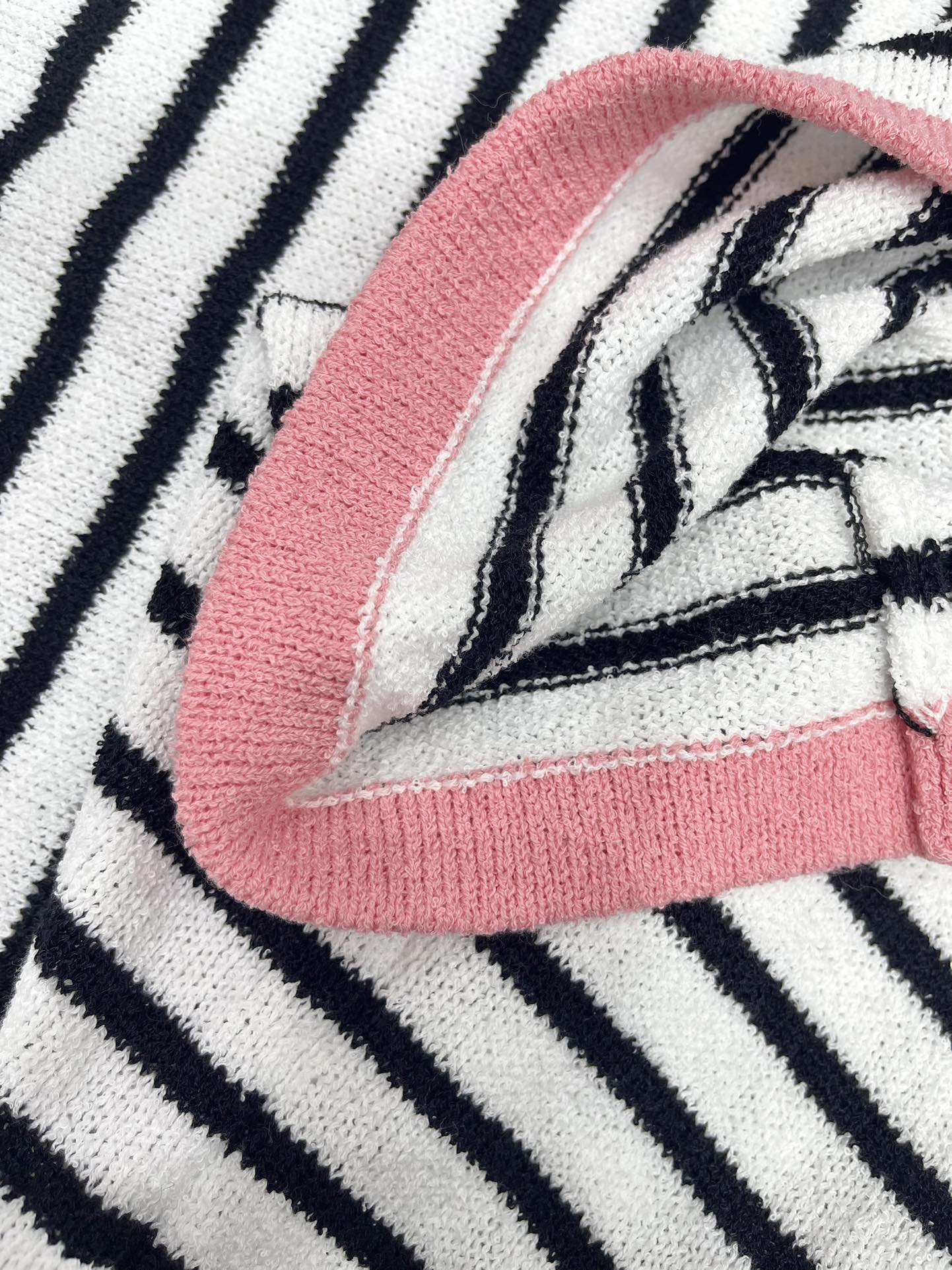 小香家-2403 24春季新品胸口logo刺繡百搭顯瘦粉邊條紋圓領短袖針織連身裙