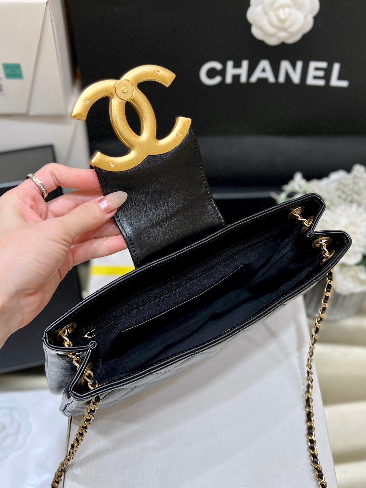 小香家-Chanel 24c 復古皮穿鏈菱格紋 經典元素腋下包 黑色