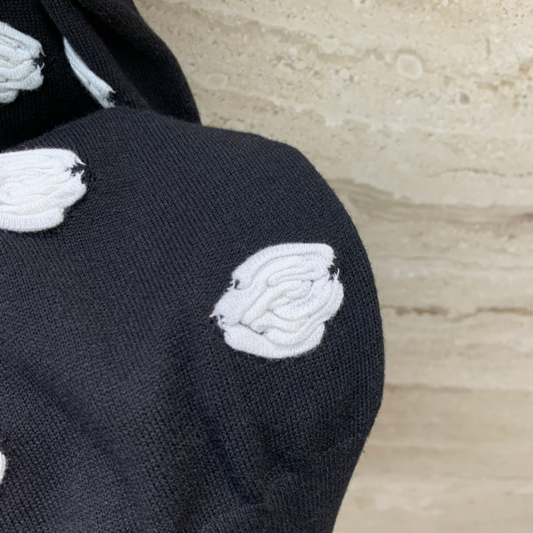 小香家-2403 立體山茶花刺繡露肩帶帶針織上衣