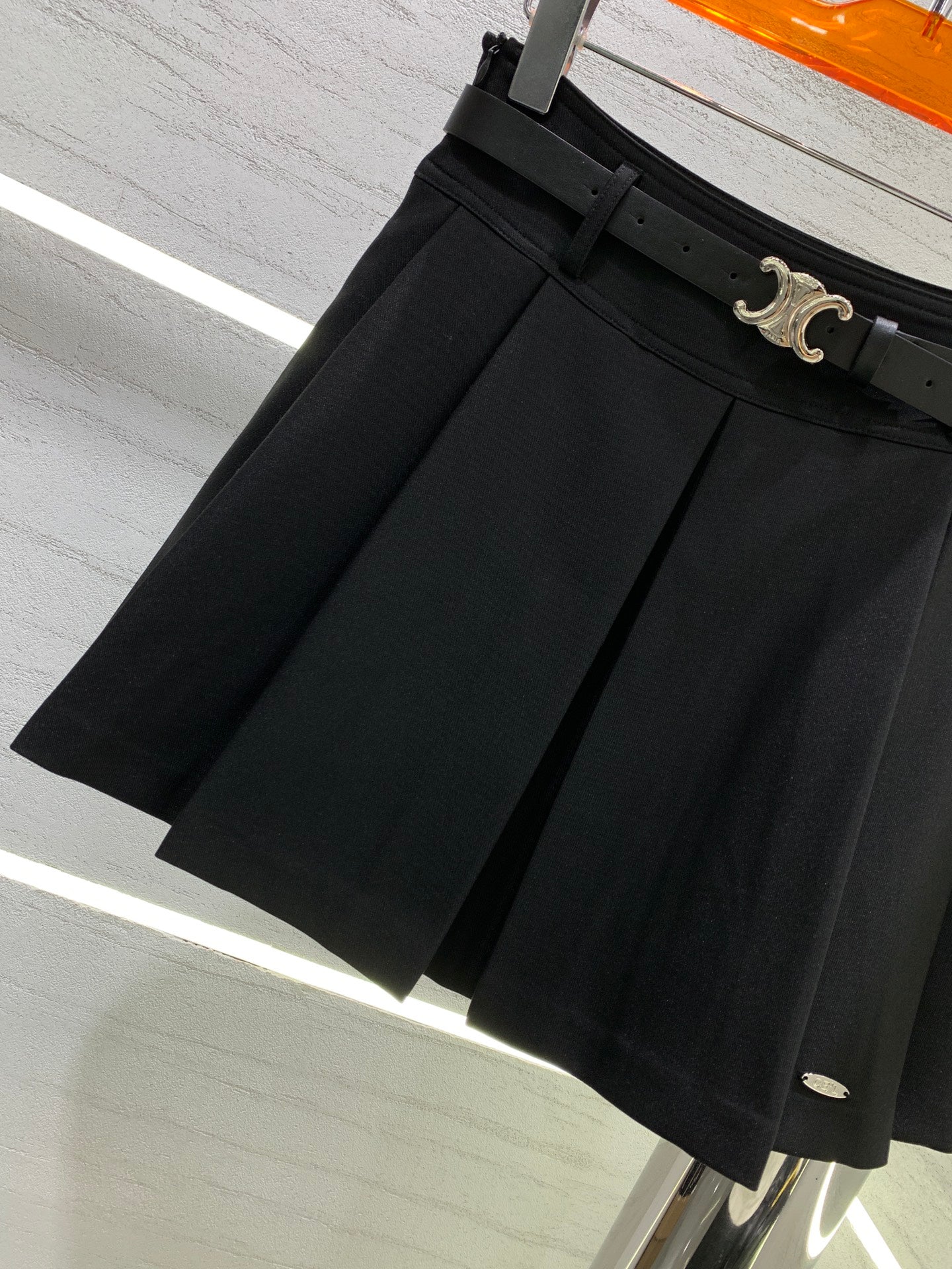 賽C家-2403 新款金屬logo扣皮帶百褶短裙