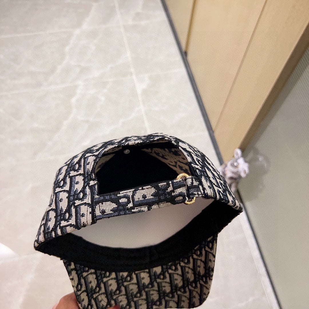 迪D家-新款經典老花刺繡棒球帽 米黑色