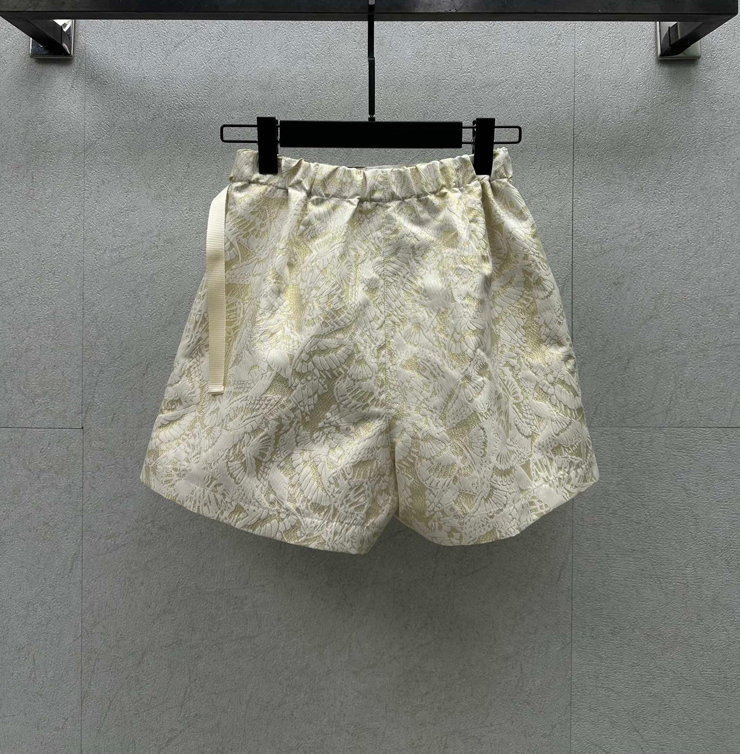 迪D家-2403 24早春新品金絲蝴蝶片褲裙 杏色