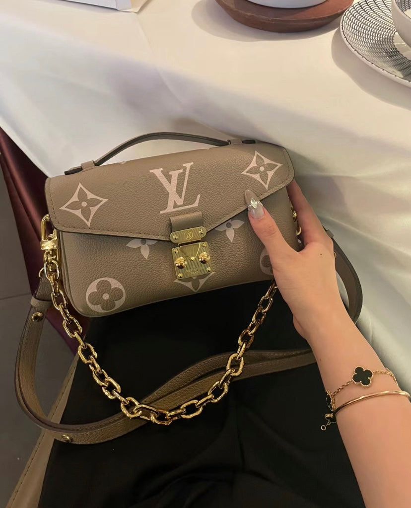 M46596 路L家-Pochette Métis East West 米色