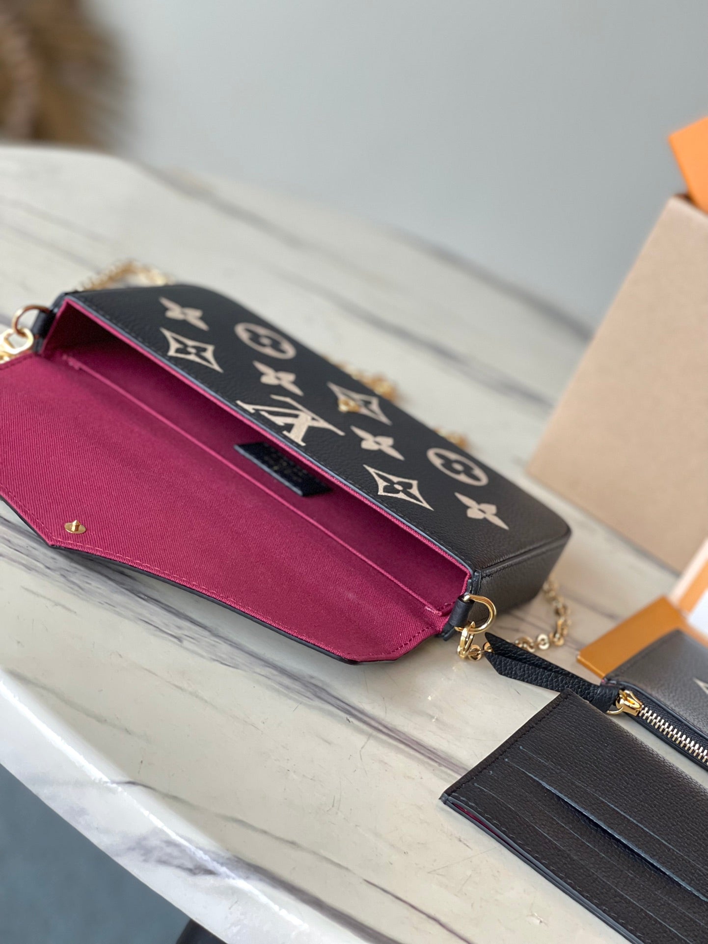 M64064 路L家-Pochette Felicie Empreinte壓紋斜背包 黑色絲網款