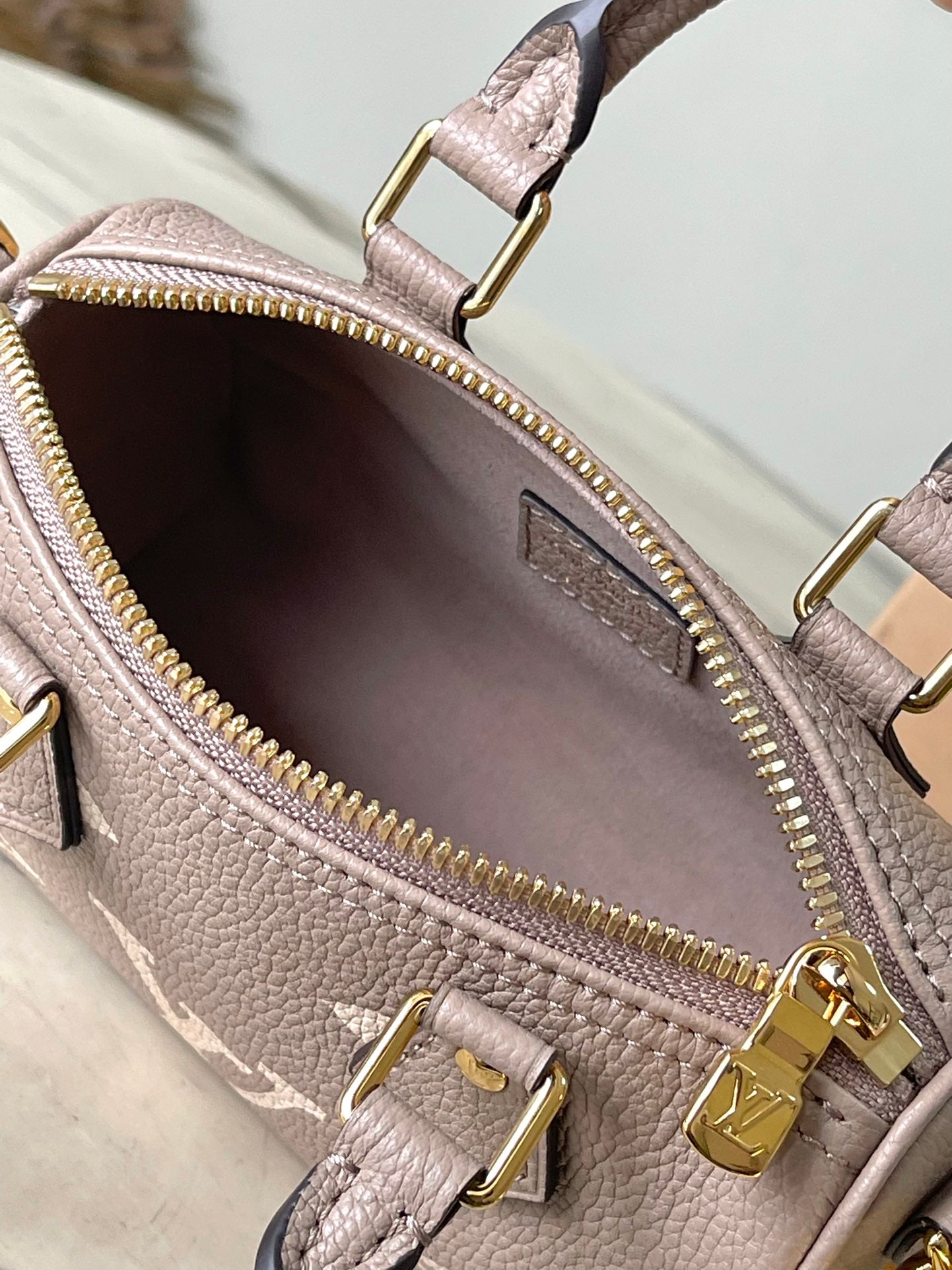 M82890 路L家-Nano Speedy 斜跨手提包 奶油色