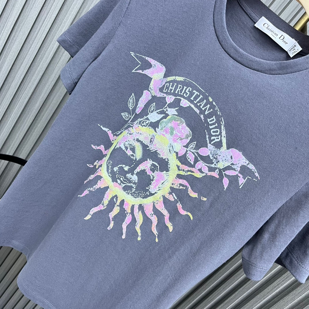 迪D家-2403 24新品上架圓領太陽印花TEE 藍色