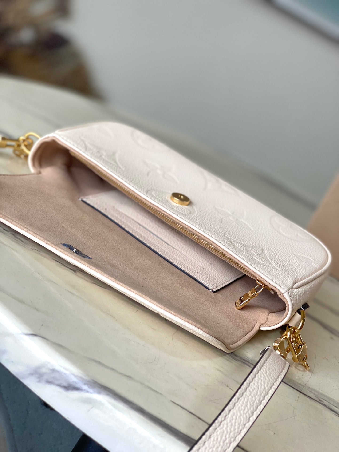 M82210 路L家-Wallet on Chain Ivy 奶油色