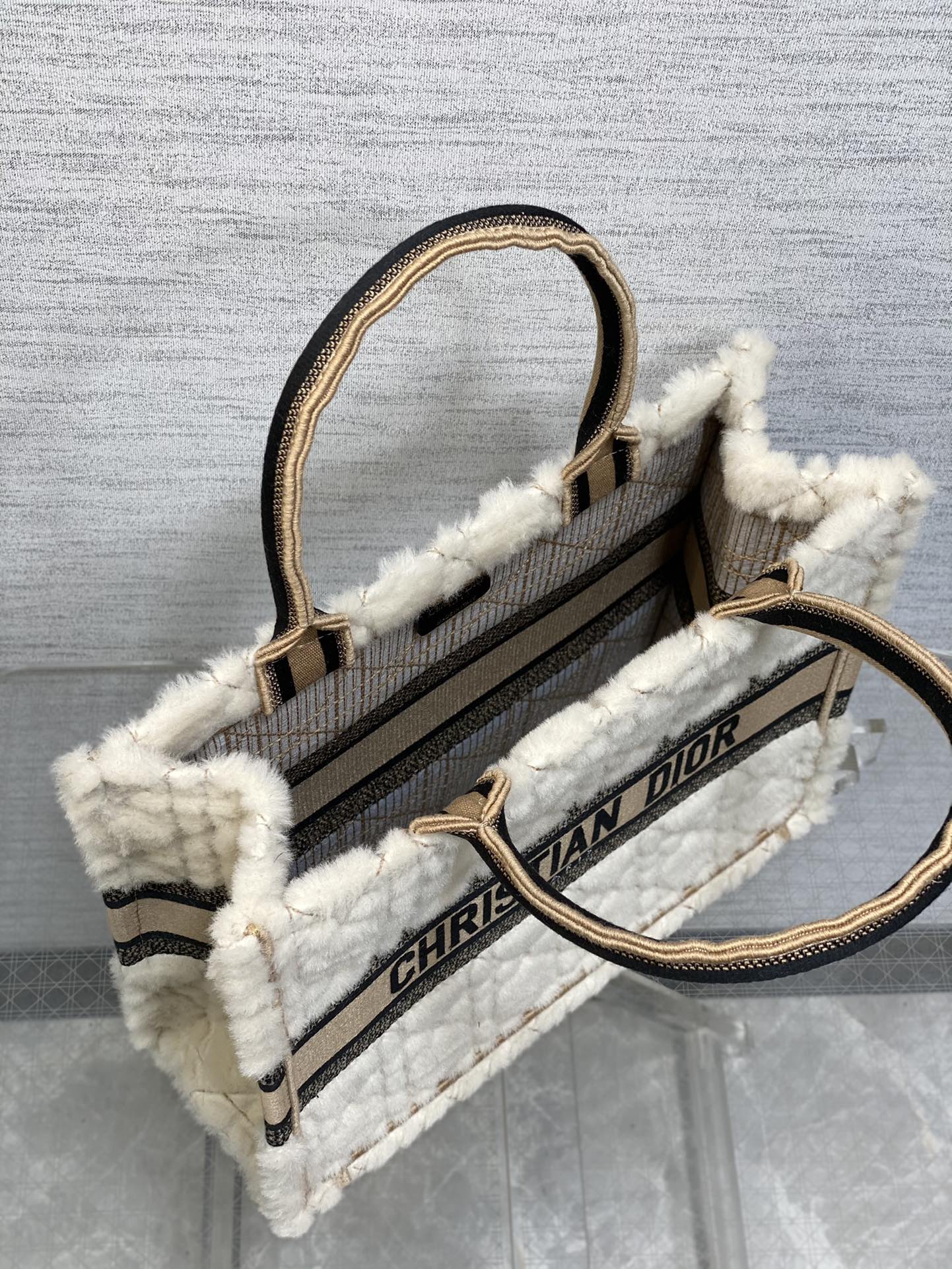 迪D家-Book tote 毛絨米白色 中號