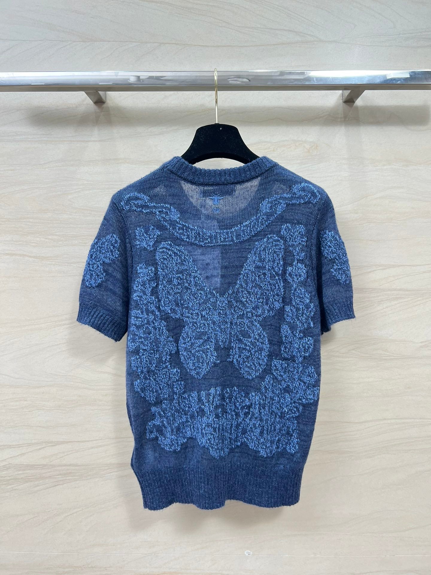 迪D家-2403 24早春新品重工蝴蝶花卉刺繡羊絨針織短袖上衣 藍色