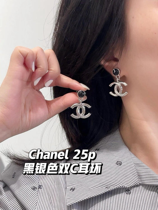 小香家-25P黑銀光面雙C字母耳環