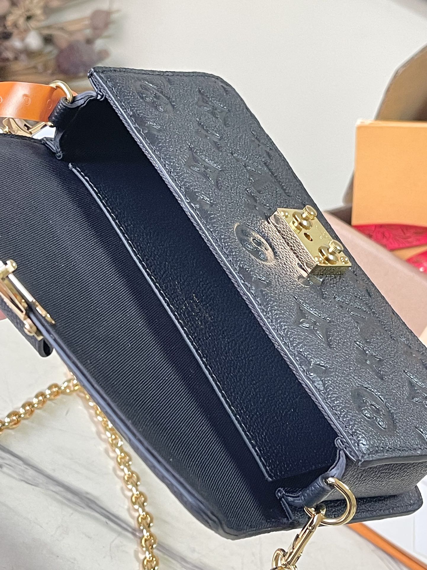 M82637 路L家-Wallet On Chain Metis 斜跨包 黑色全皮壓花