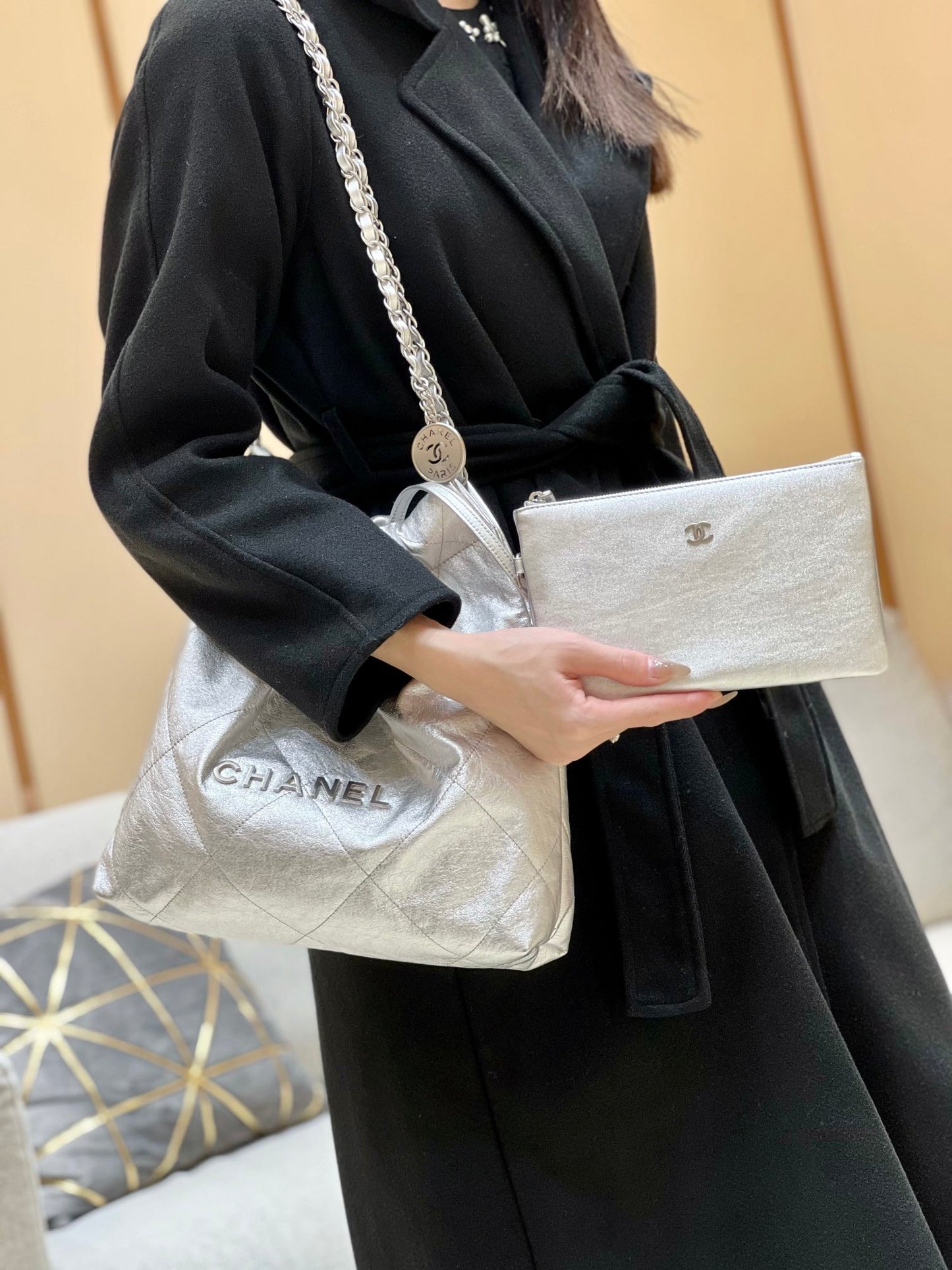 小香家-2023春夏新款 22BAG 小號 銀色 上身圖