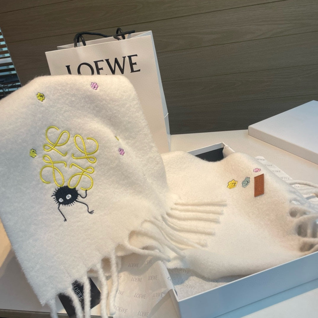羅L家-2024龍貓聯名刺繡毛絨圍巾 白色