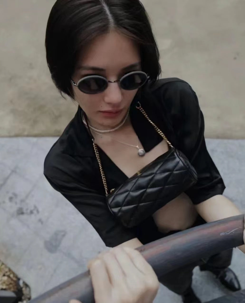 聖Y羅-Sade 小圓筒包 黑色 上身圖
