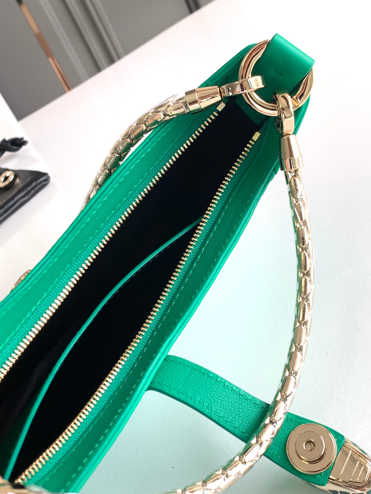 寶B格-Serpenti Baia 小牛皮肩背包 小號 綠色