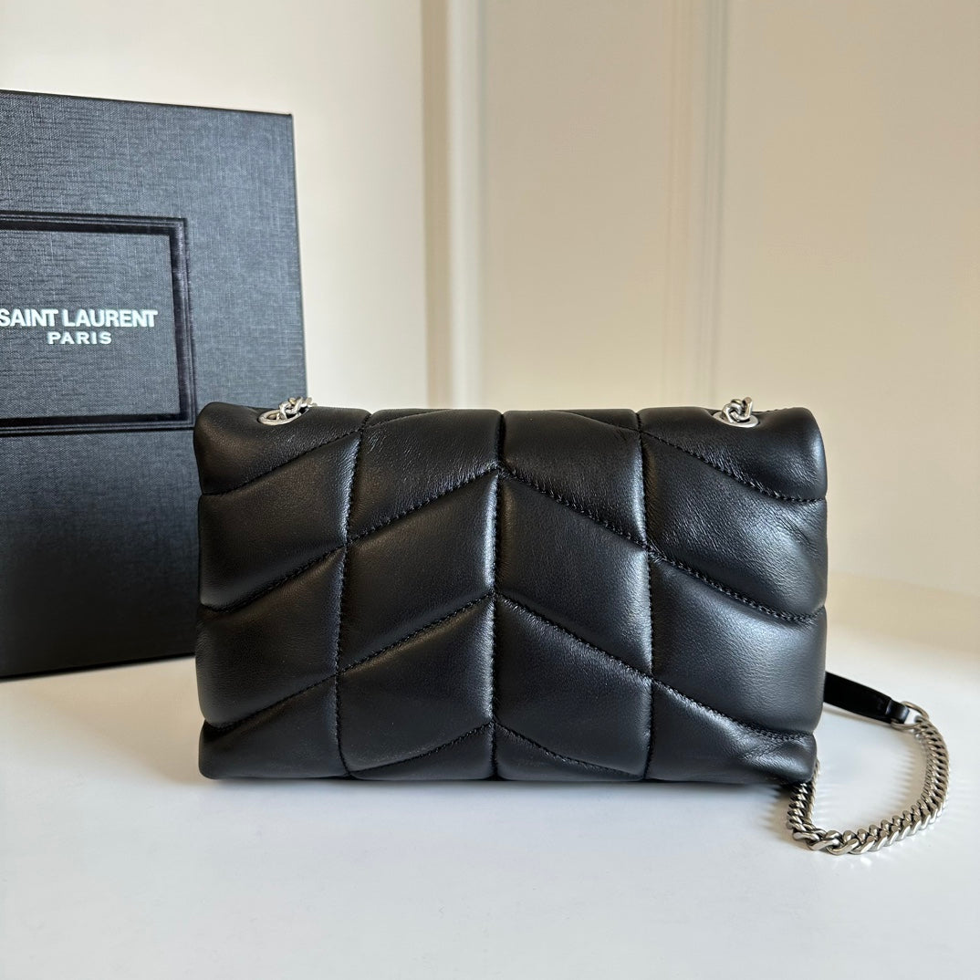 聖Y羅-Loulou Puffer 23cm 絎縫小羊皮雲朵包 黑色銀扣