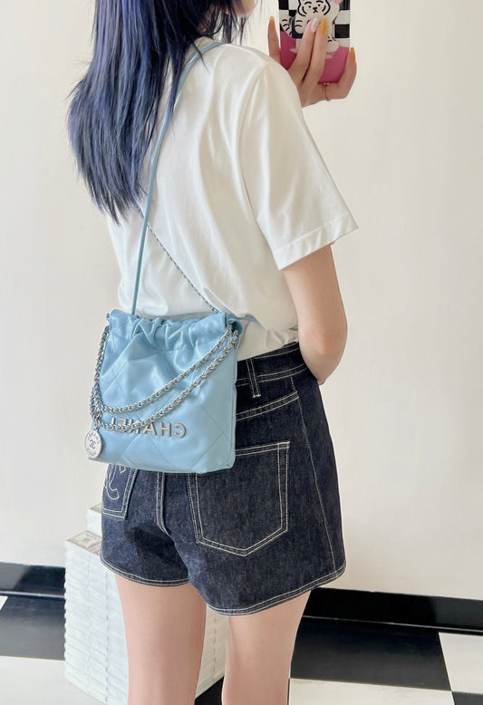 小香家-2023春夏新款 22BAG Mini 奶藍色 上身圖