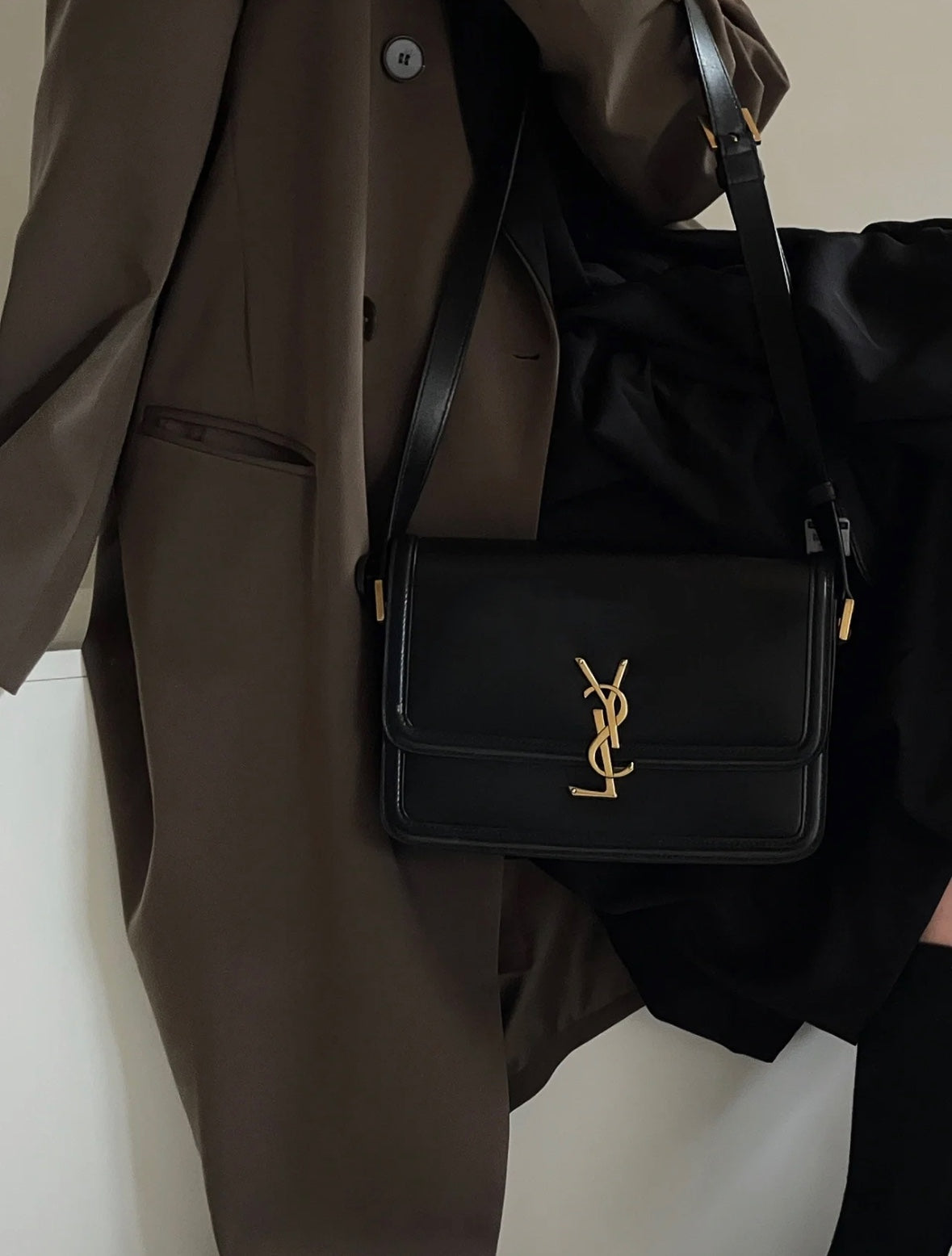 聖Y羅-BOX SAINT LAURENT 豆腐包 大號 黑色 上身圖