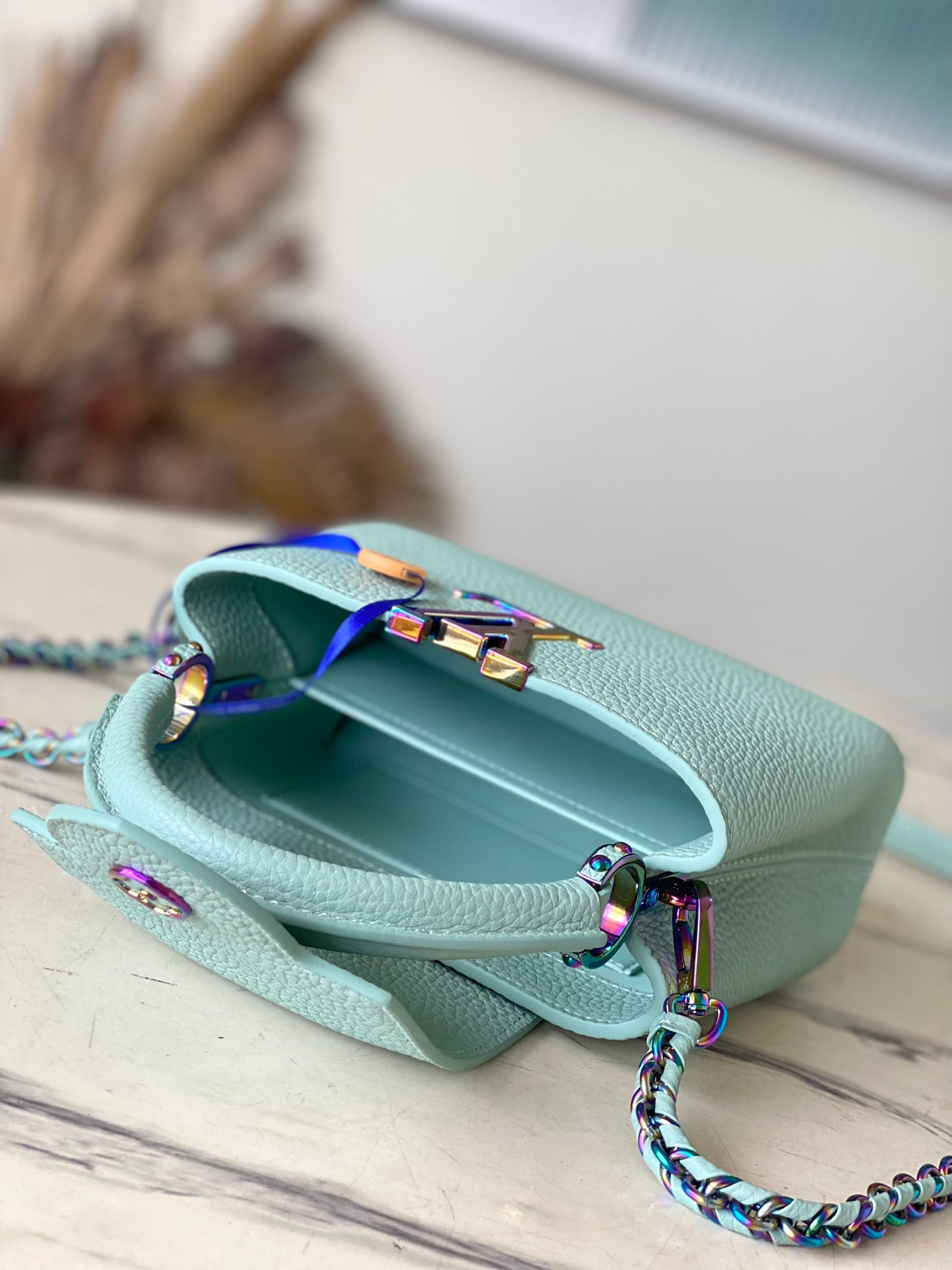 M22606 路L家-Taurilon皮革 Capucines手提包 淺綠斑斕金扣 Mini