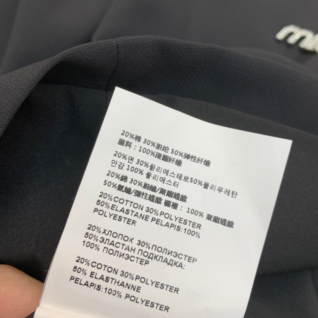 穆Ｍ家-2404 重工釘鑽裝飾領翻領短袖連身裙
