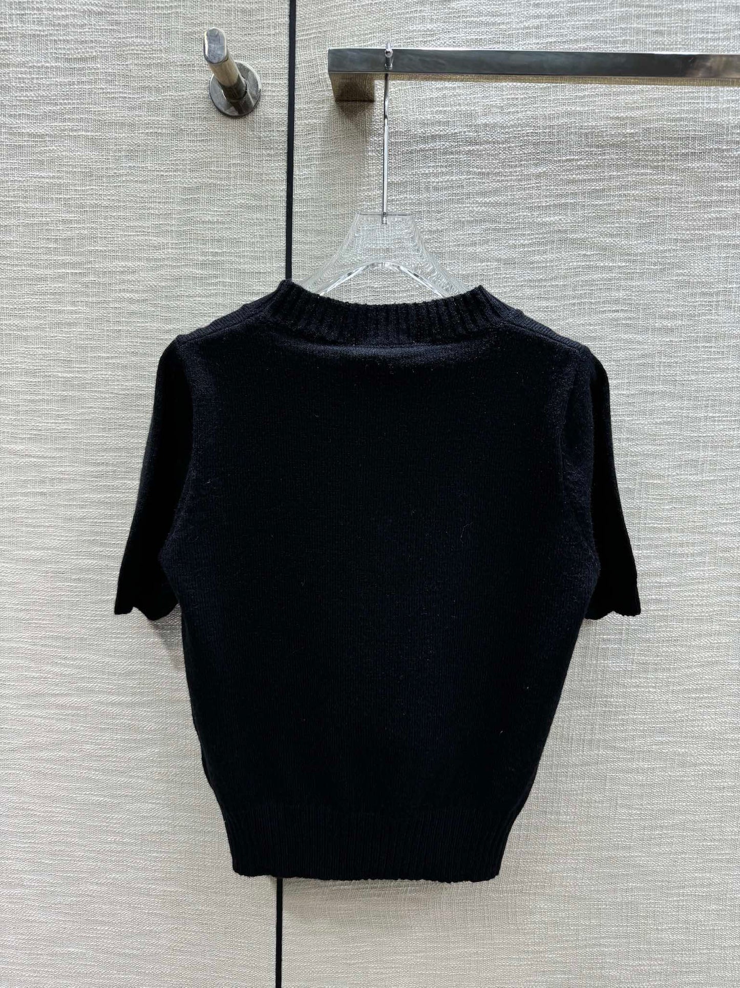 迪D家-2403 24早春最新系列重工刺繡針織短袖 黑色