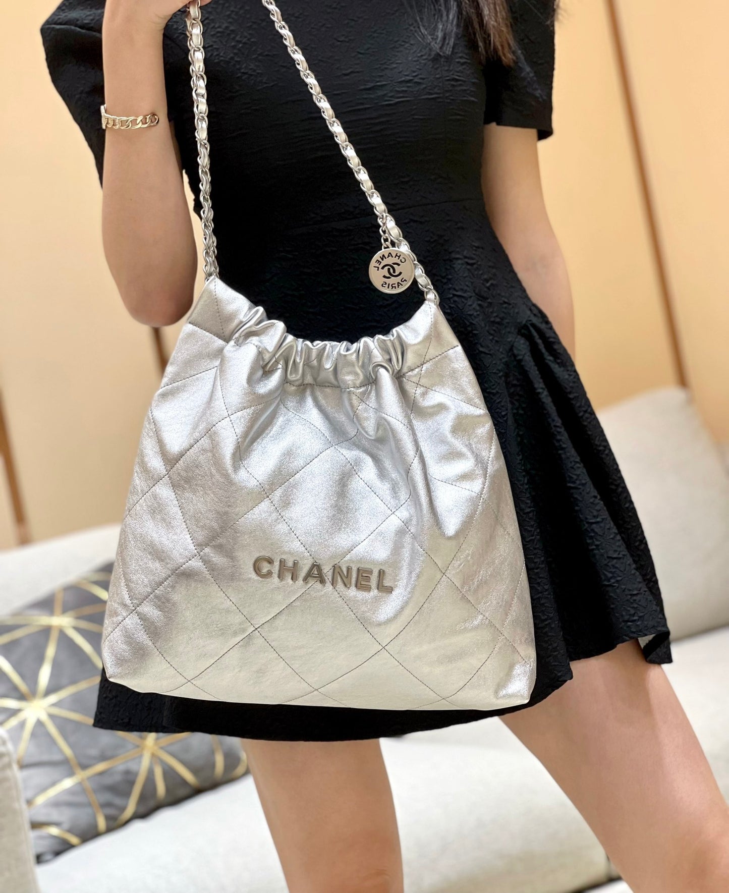 小香家-2023春夏新款 22BAG 中號 銀色 上身圖