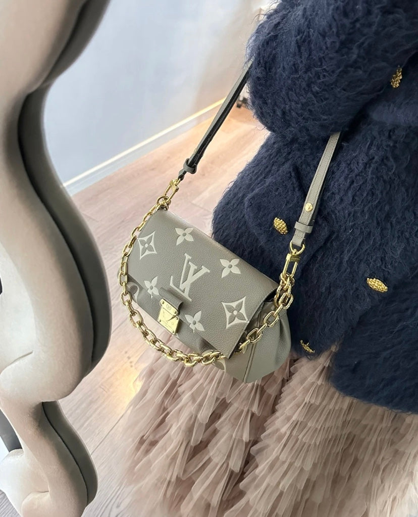M46596 路L家-Pochette Métis East West 米色