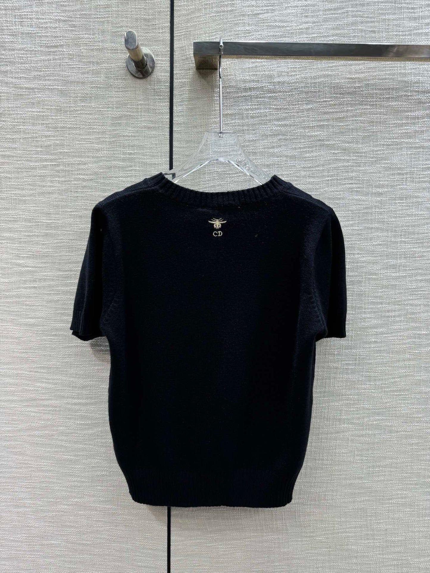 迪D家-2403 花花蝴蝶系列刺繡針織短袖 黑色