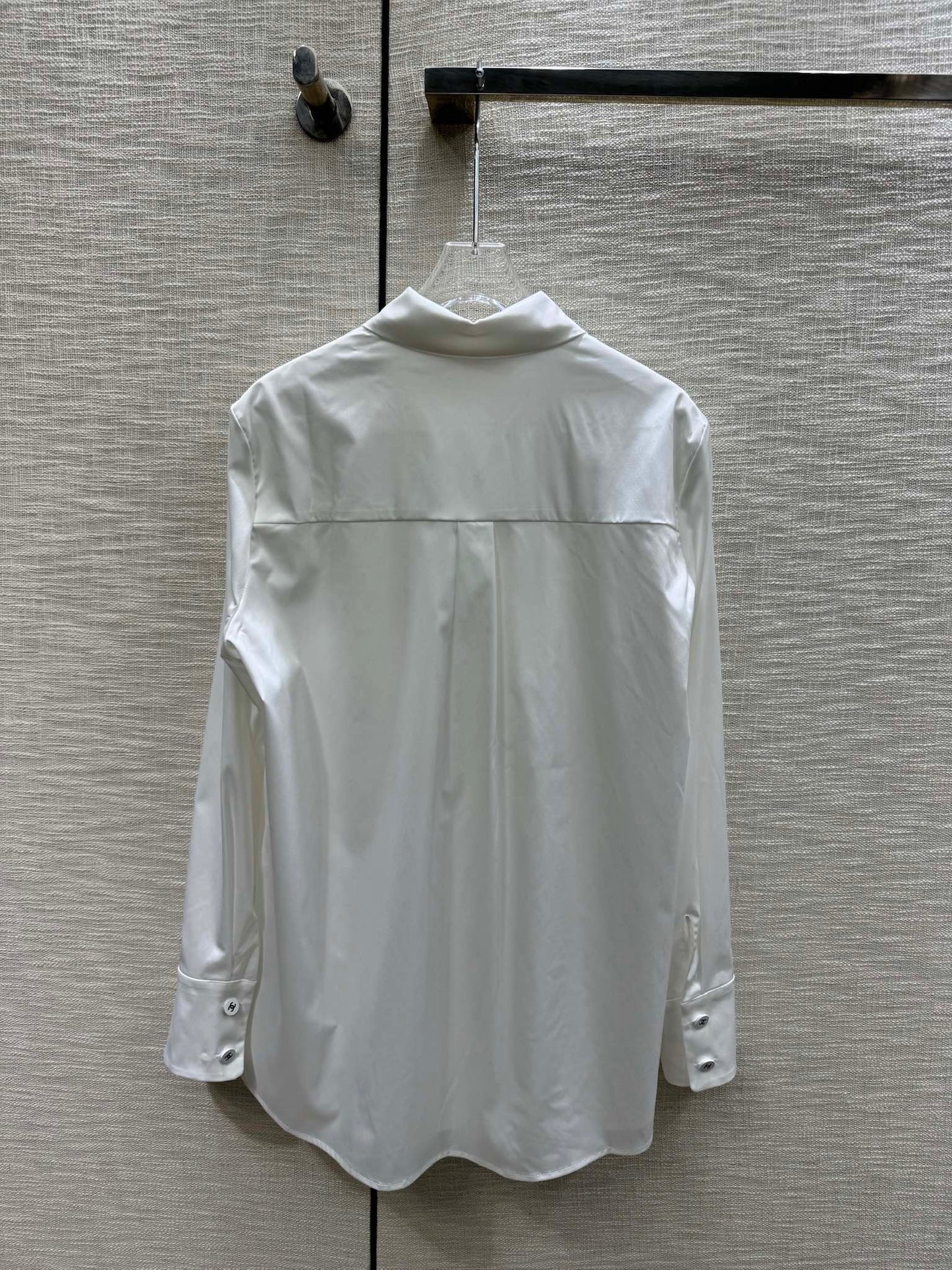 小香家-2403 翻領雙口袋刺繡字母logo襯衫 白色