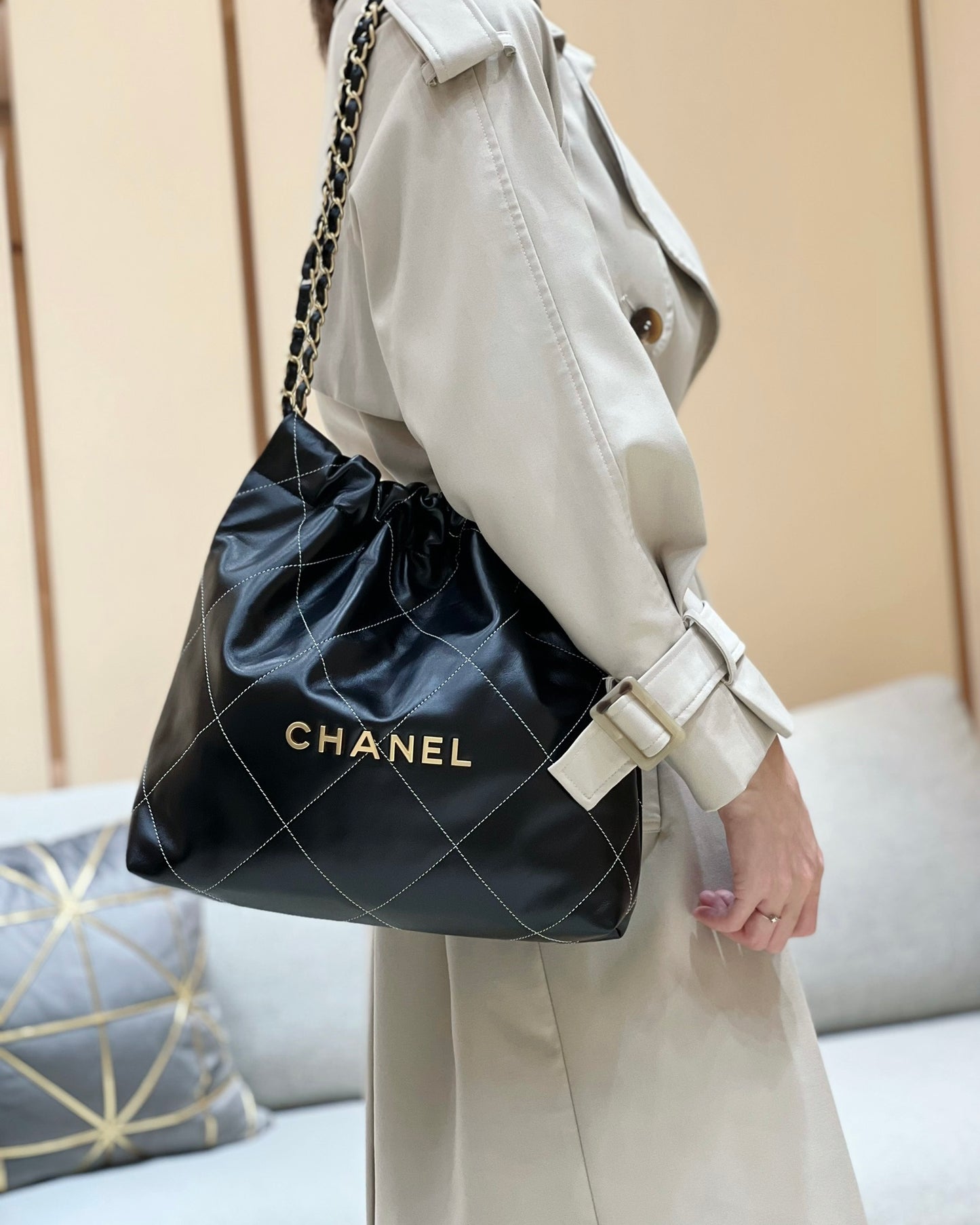 小香家-2023早春度假系列 22Bag 小號 黑色 上身圖