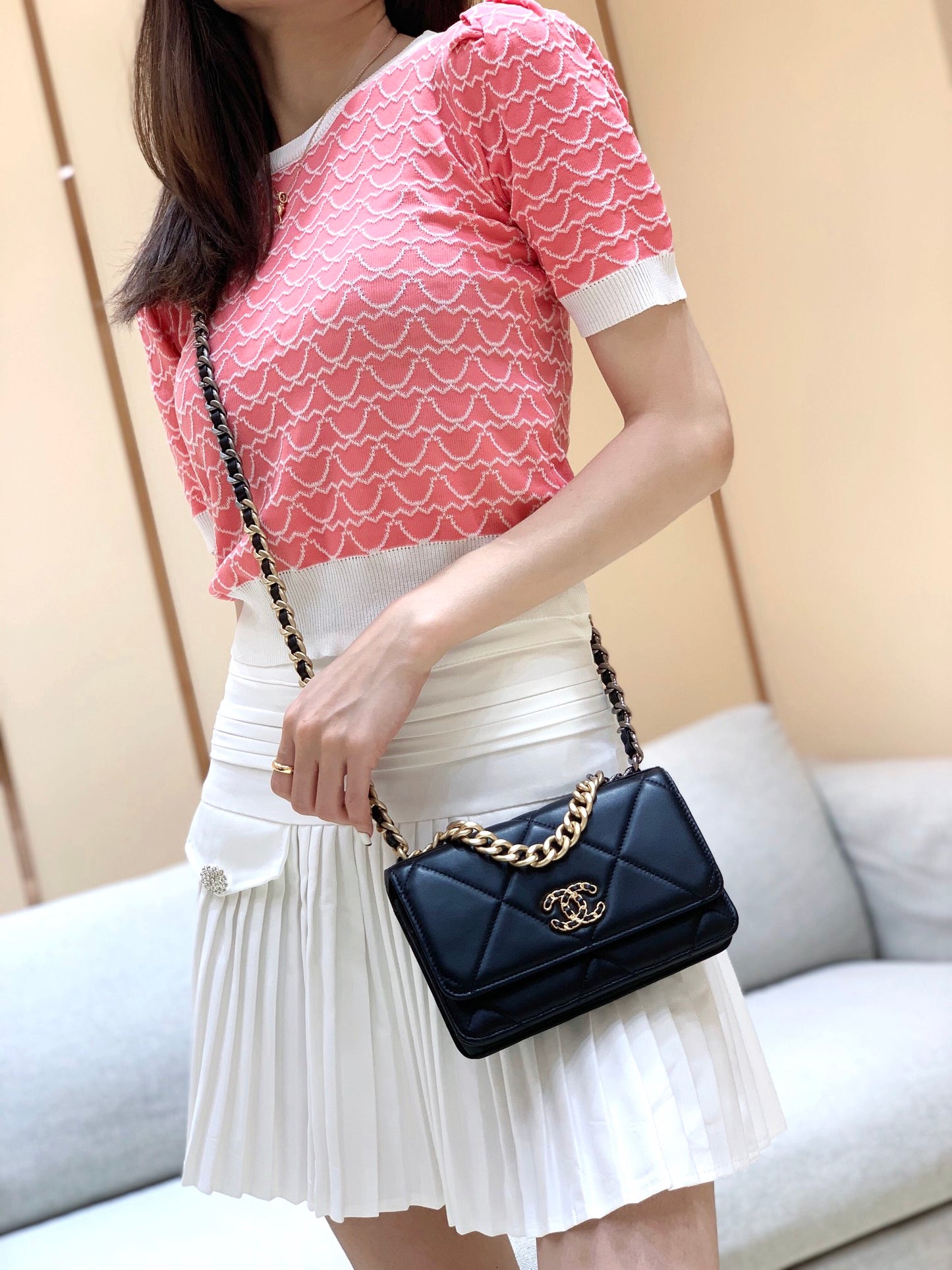 小香家-Chanel 19經典Logo菱格粒紋Woc手拿包/斜背包 黑色