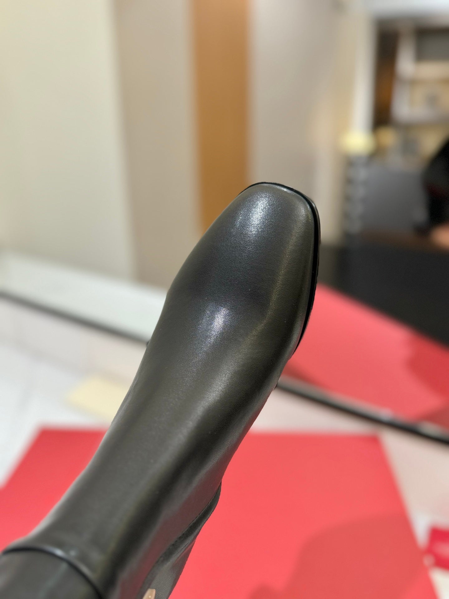 范倫V-2024 小V扣標誌騎士長靴 黑色