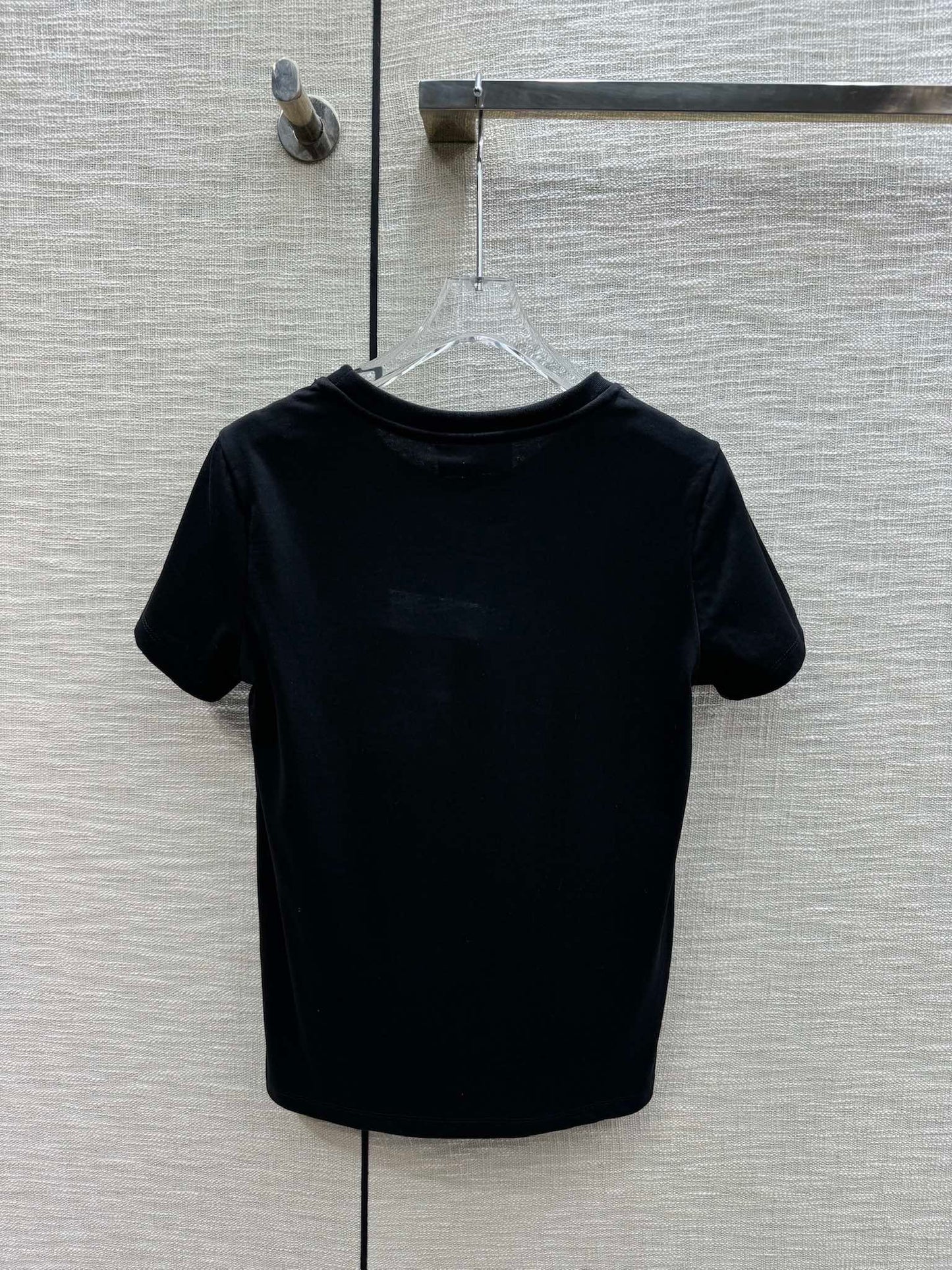 小香家-2403 刺繡四葉草字母圓領短袖TEE 黑色