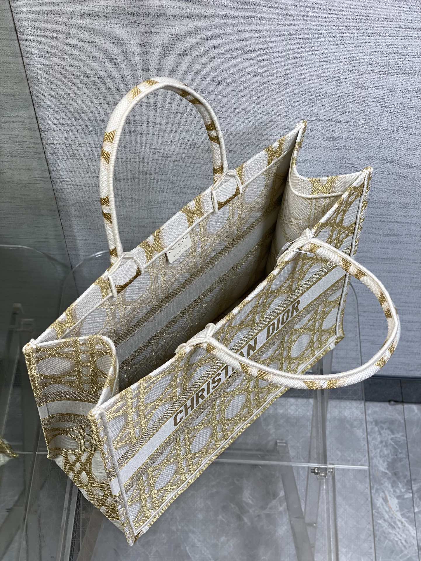 迪D家-2024春夏系列 Book Tote  經典的菱形格 白金色 大號