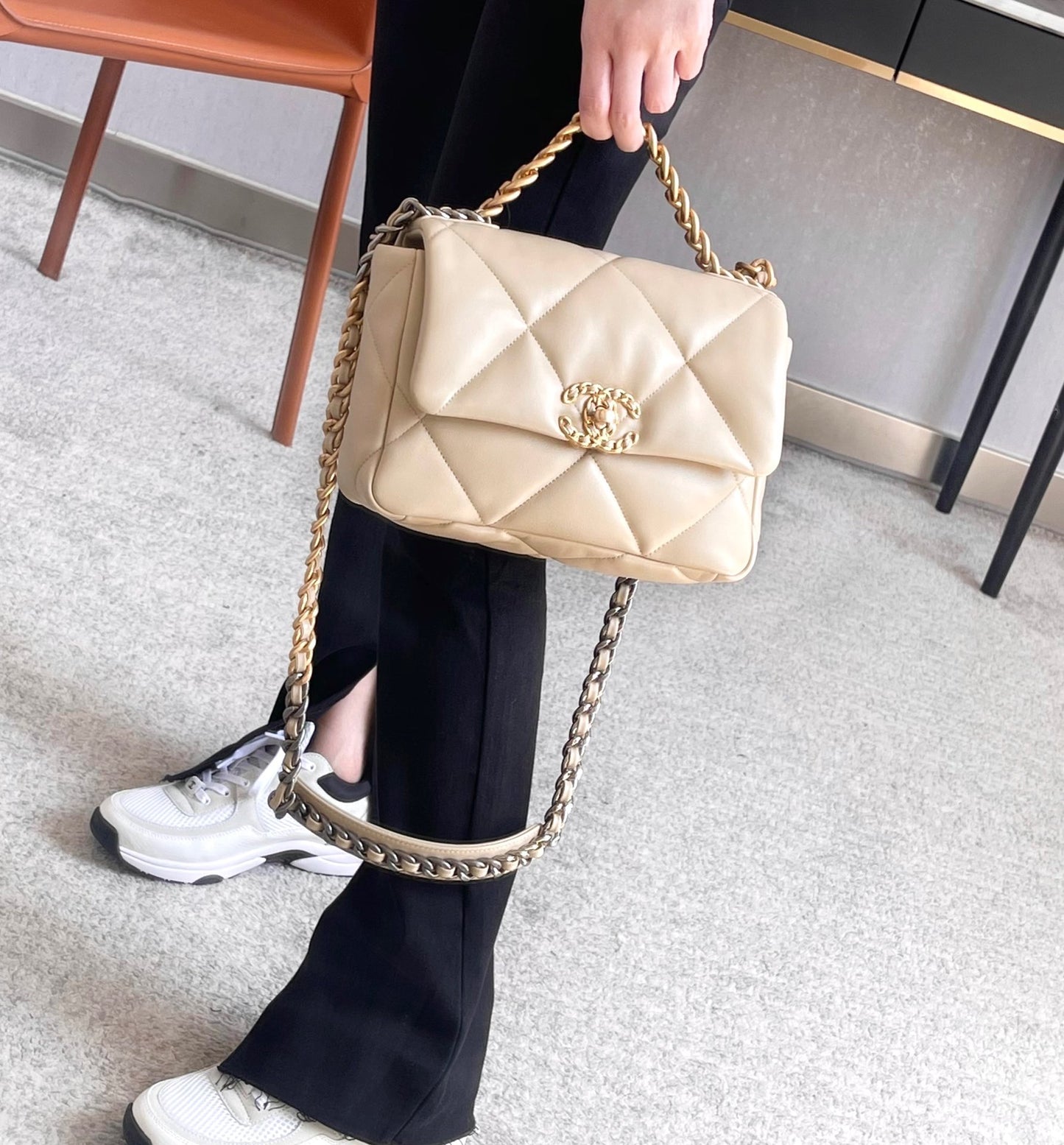 小香家-19Bag 杏色金扣 小號 上身圖