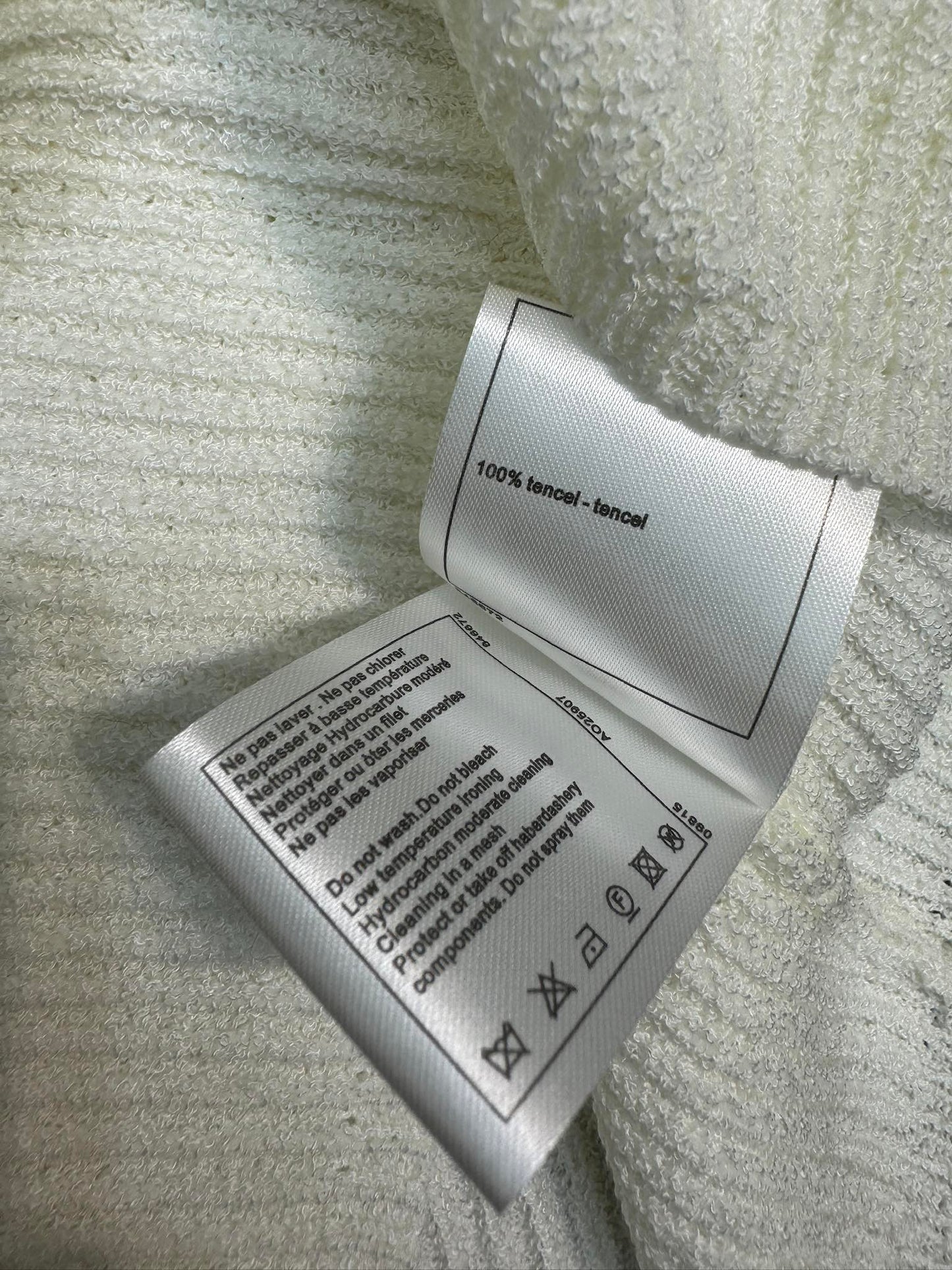小香家-2403 領口重工穿珠金屬logo裝飾針織背心 白色