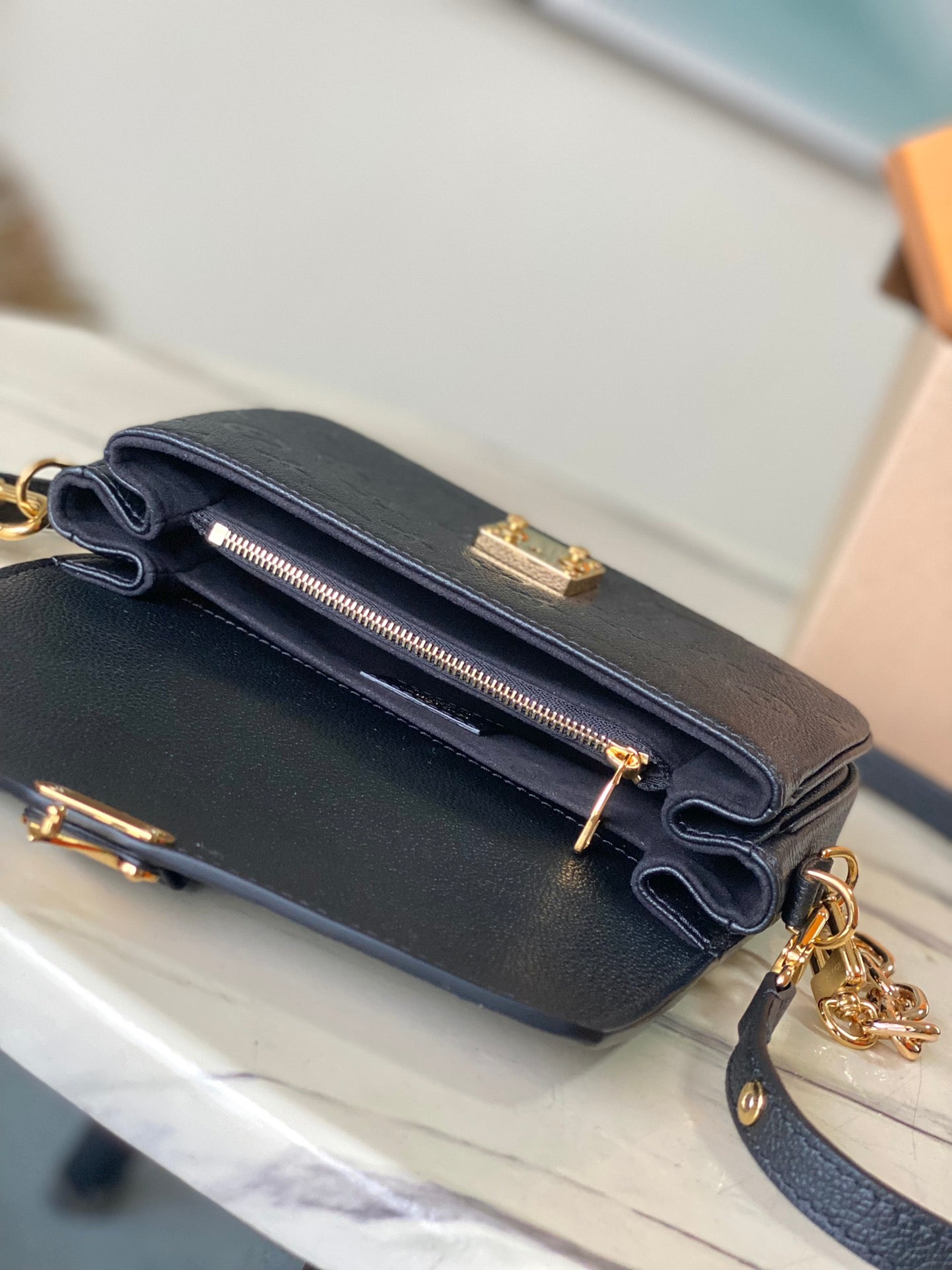 M46595 路L家-Pochette Métis East West 黑色