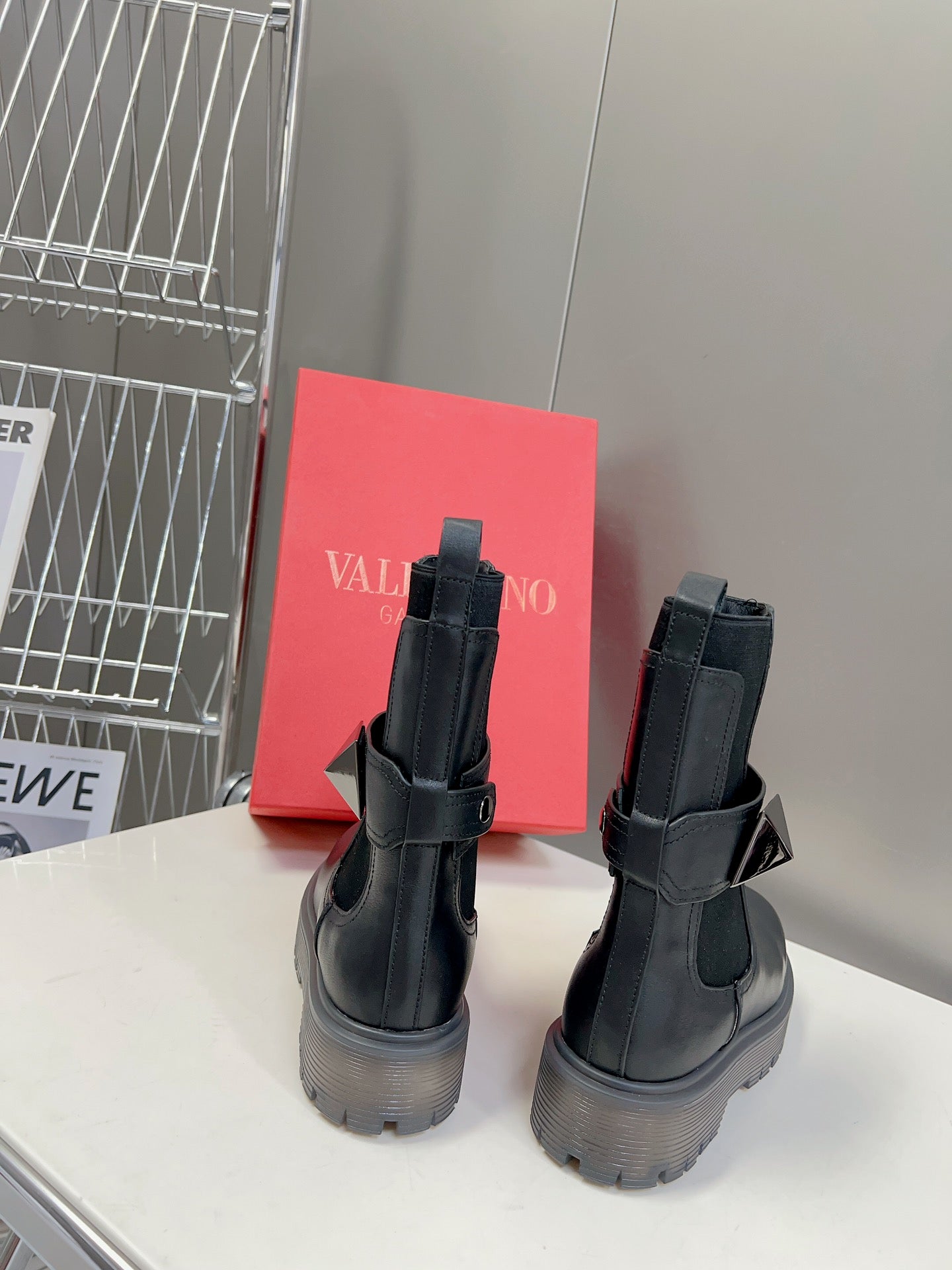 范倫V-2023秋冬走秀款 短靴 側邊大鉚釘款 黑色