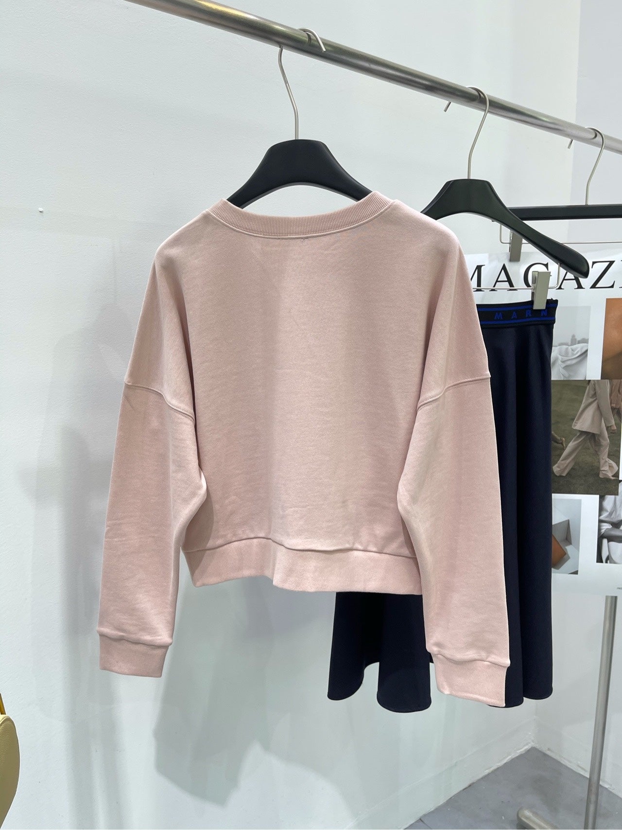 賽C家-2403 粉色植絨字母圓領大學TEE