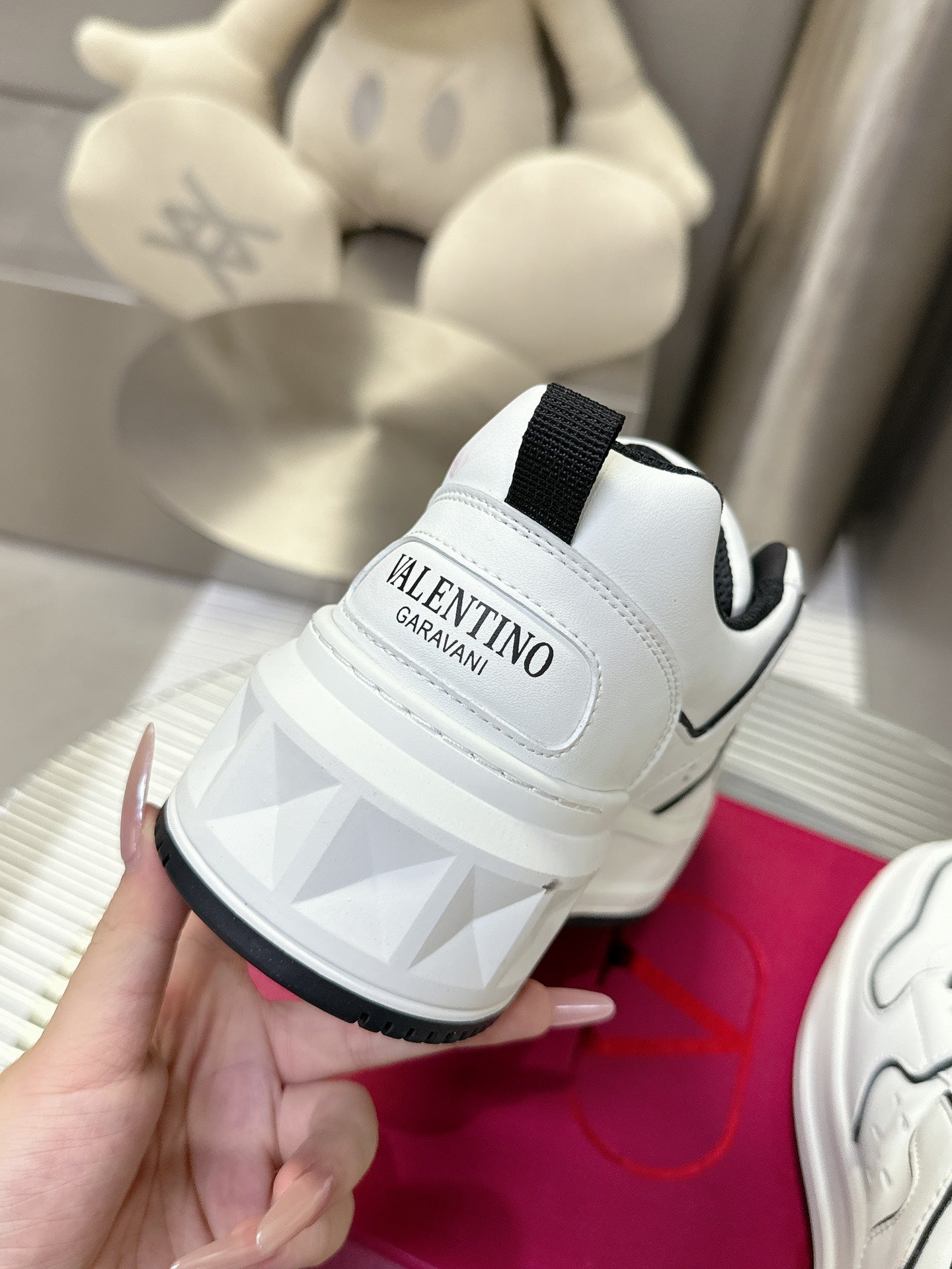 范倫V-2024低幫運動鞋 黑色