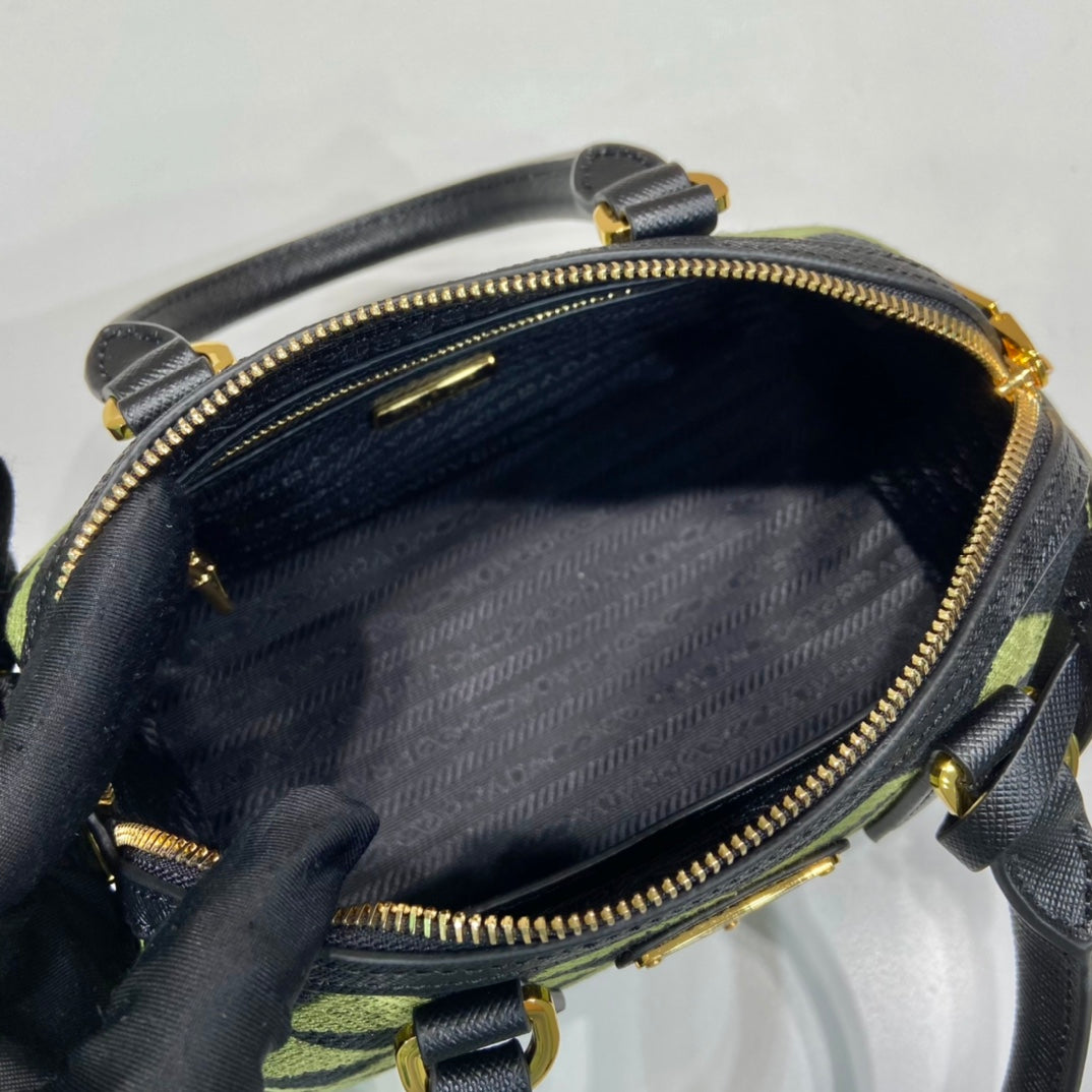 普P家-Saffiano皮革 刺繡枕頭包 綠色