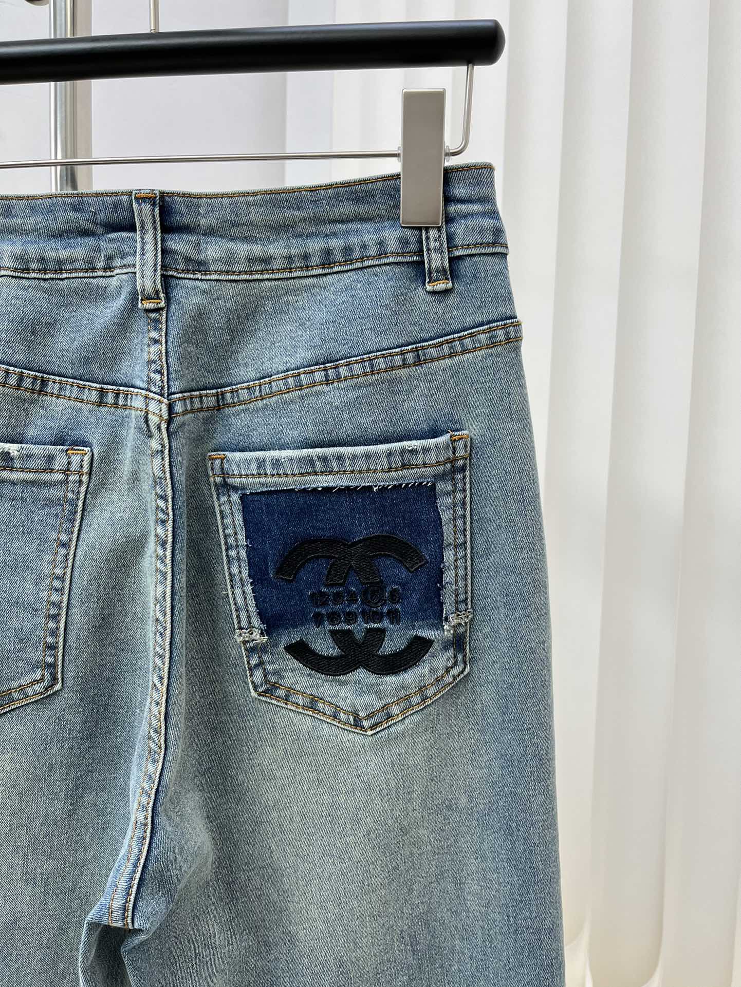 小香家-2403 經典字母刺繡牛仔褲