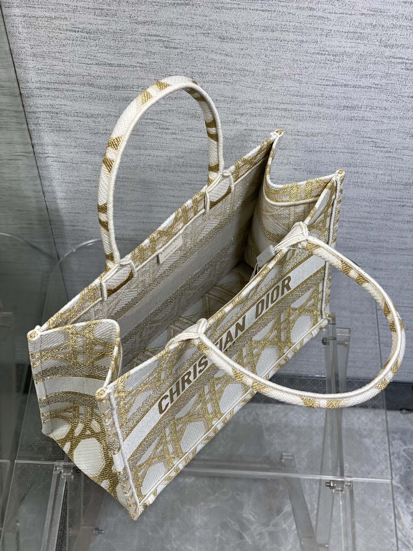 迪D家-2024春夏系列 Book Tote  經典的菱形格 白金色 中號
