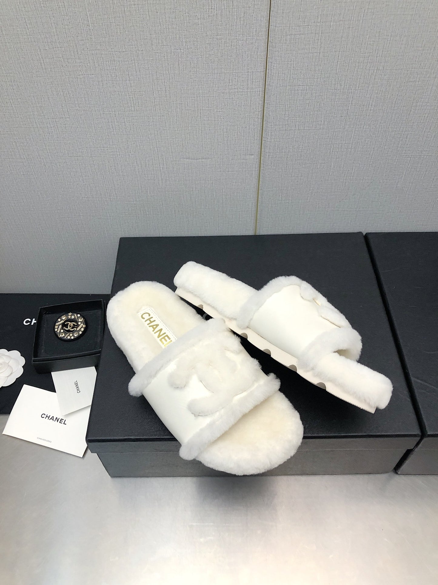 小香家-2023秋冬新款 羊毛格紋拖鞋 皮革白色