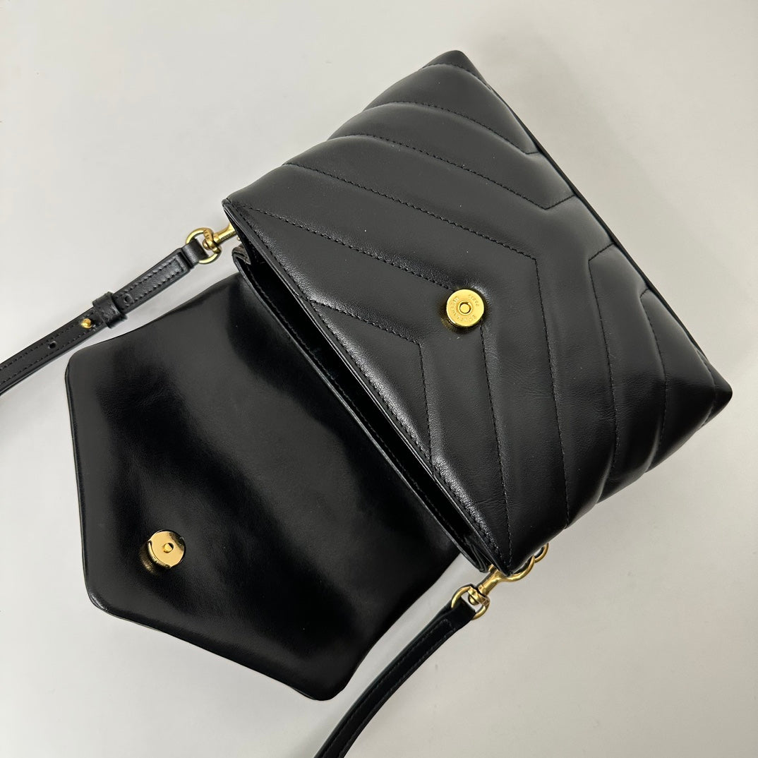 熱銷款 聖Y羅-Louou 20cm 絎縫小牛皮斜背包 黑色金扣