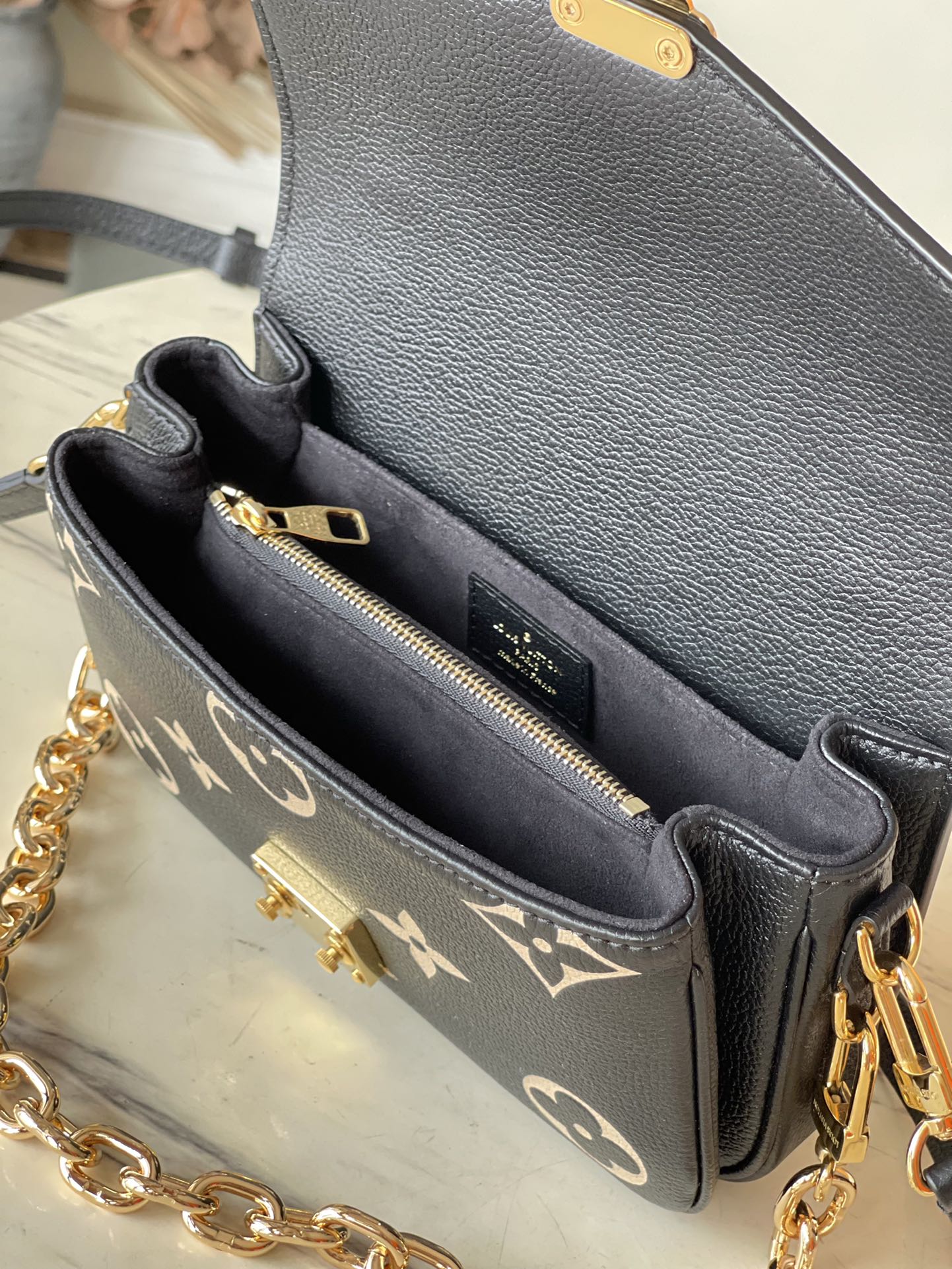 M46596 路L家-Pochette Métis East West 黑色